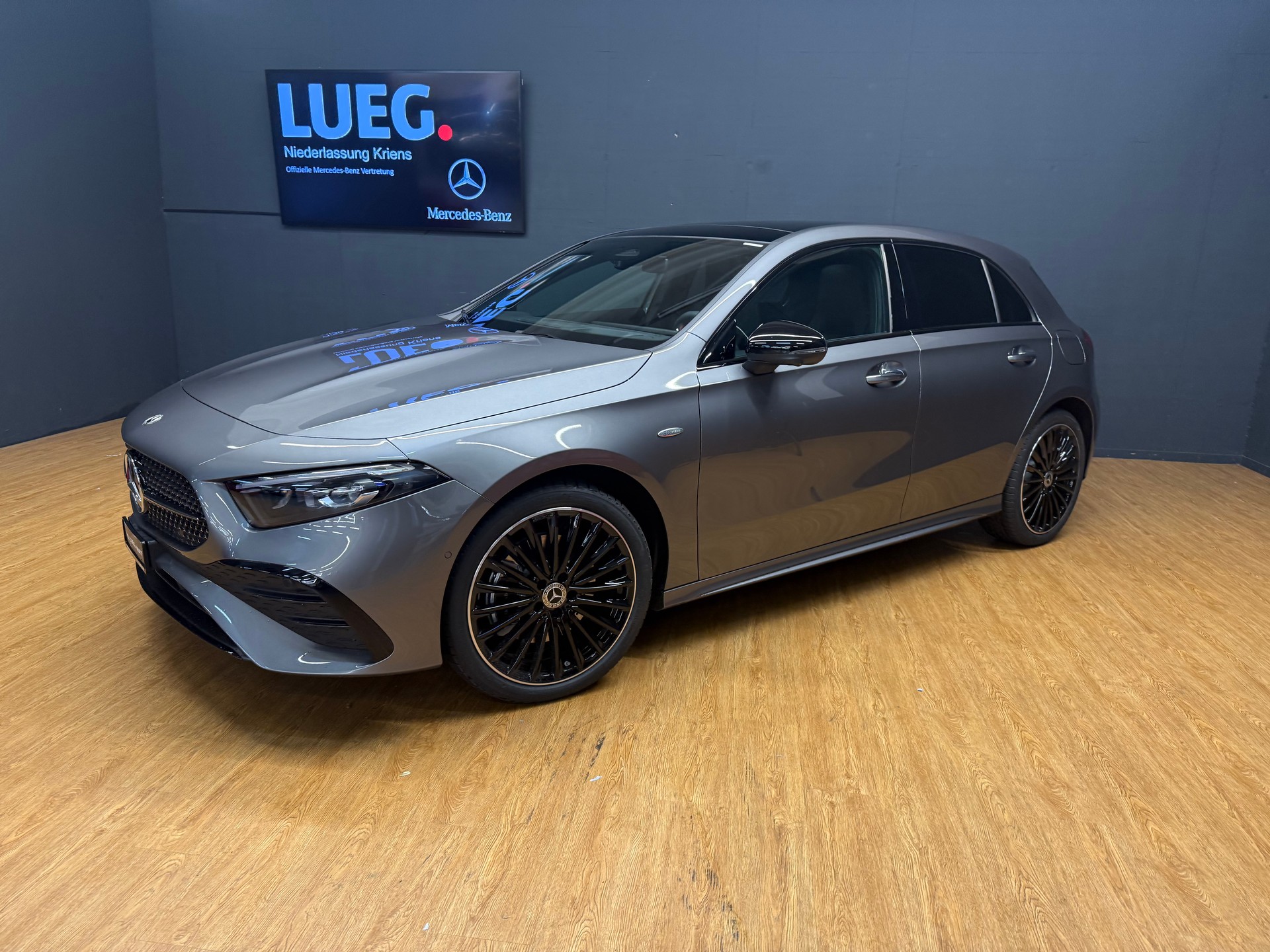 MERCEDES-BENZ A 250 e EQ Star - AMG / DISTRONIC / 360 Grad Kamera-image-1