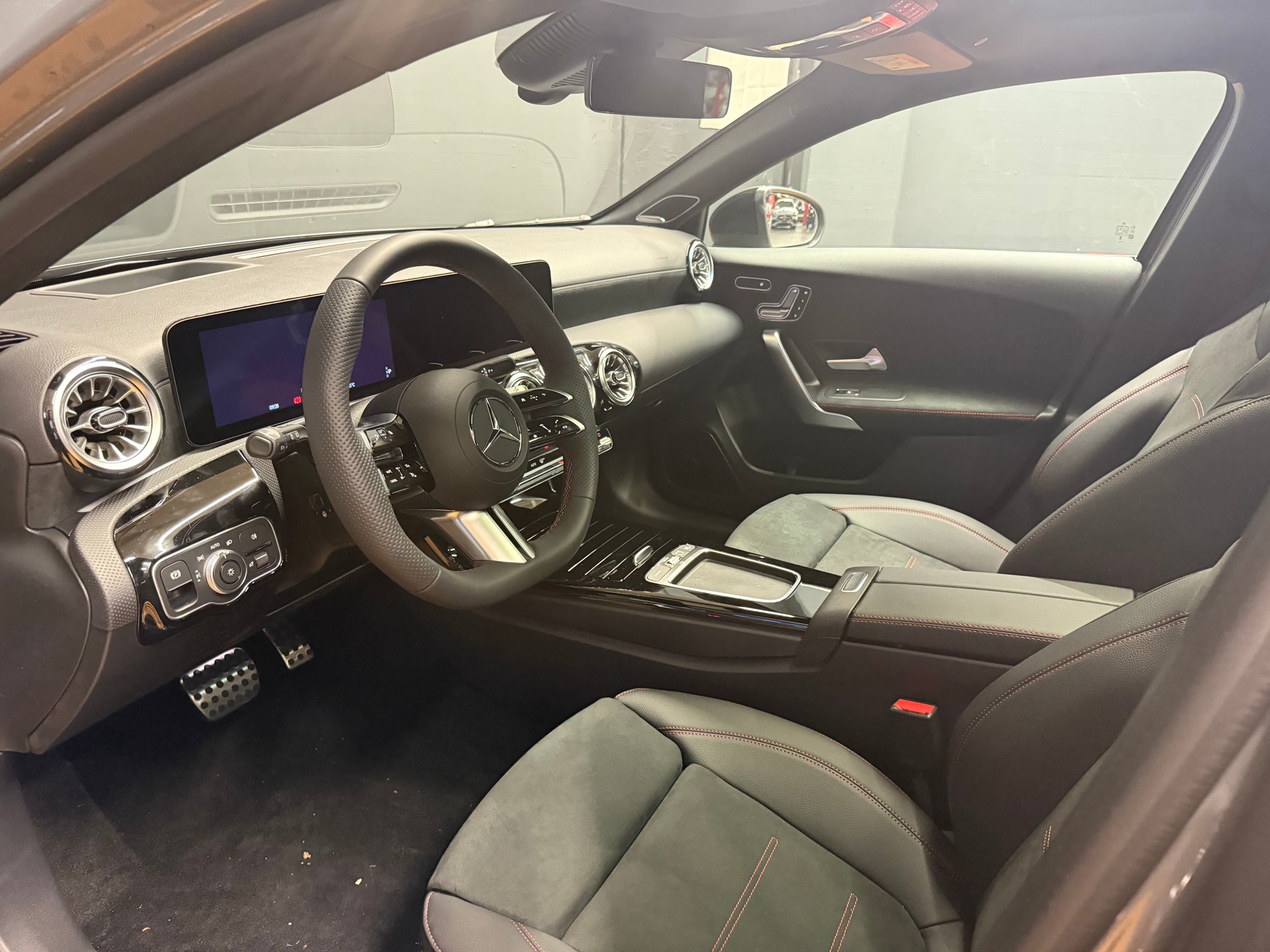 MERCEDES-BENZ A 250 e EQ Star - AMG / DISTRONIC / 360 Grad Kamera-image-13