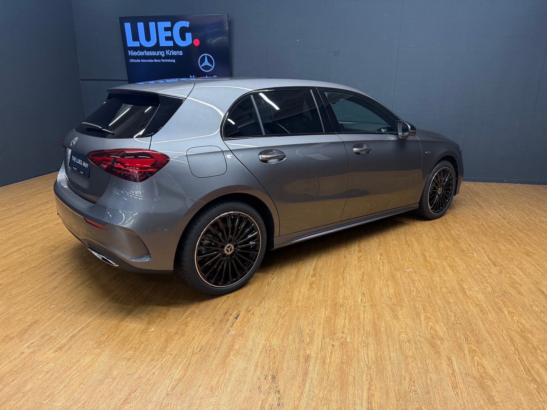 MERCEDES-BENZ A 250 e EQ Star - AMG / DISTRONIC / 360 Grad Kamera-image-6