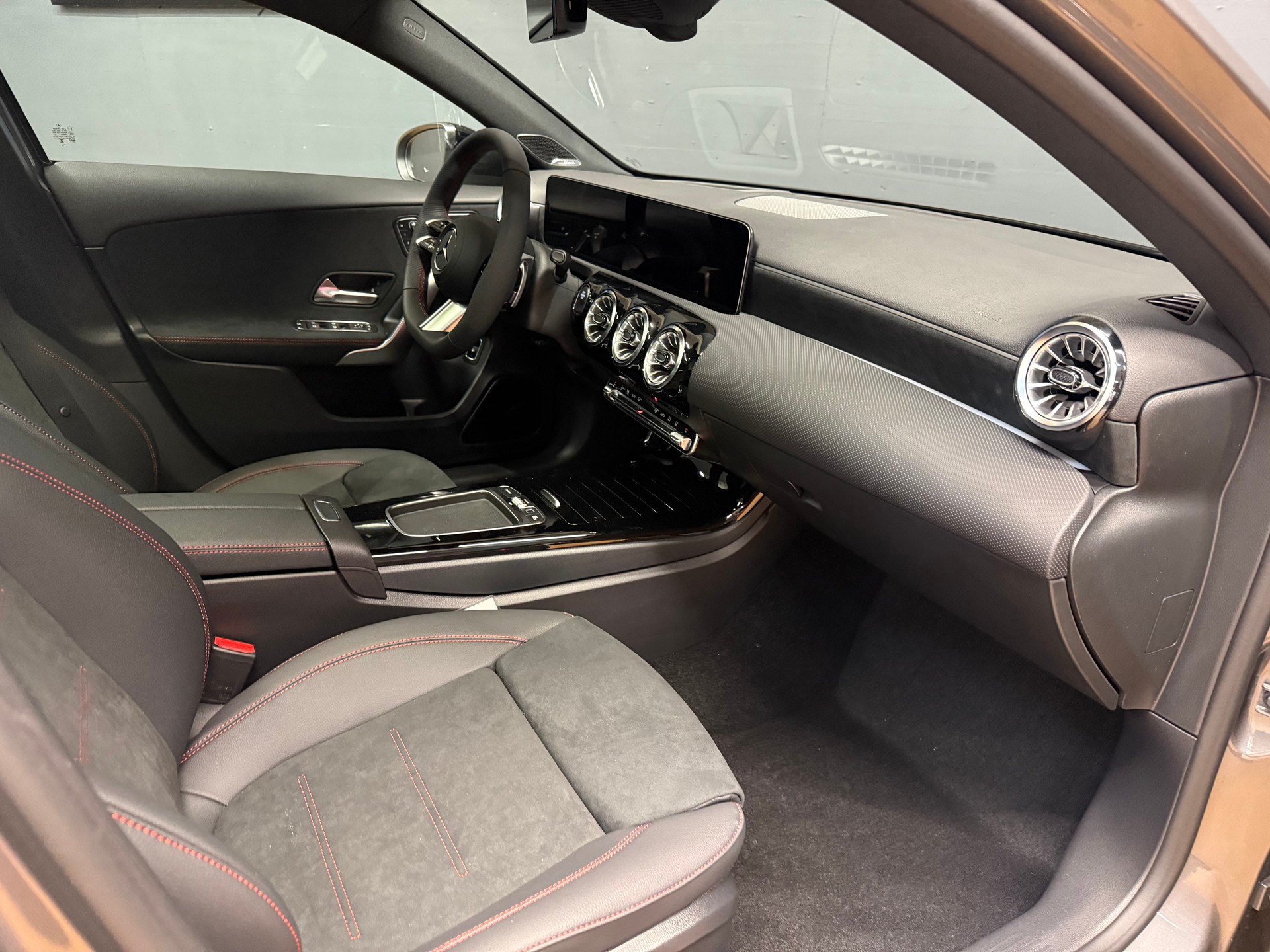 MERCEDES-BENZ A 250 e EQ Star - AMG / DISTRONIC / 360 Grad Kamera-image-12