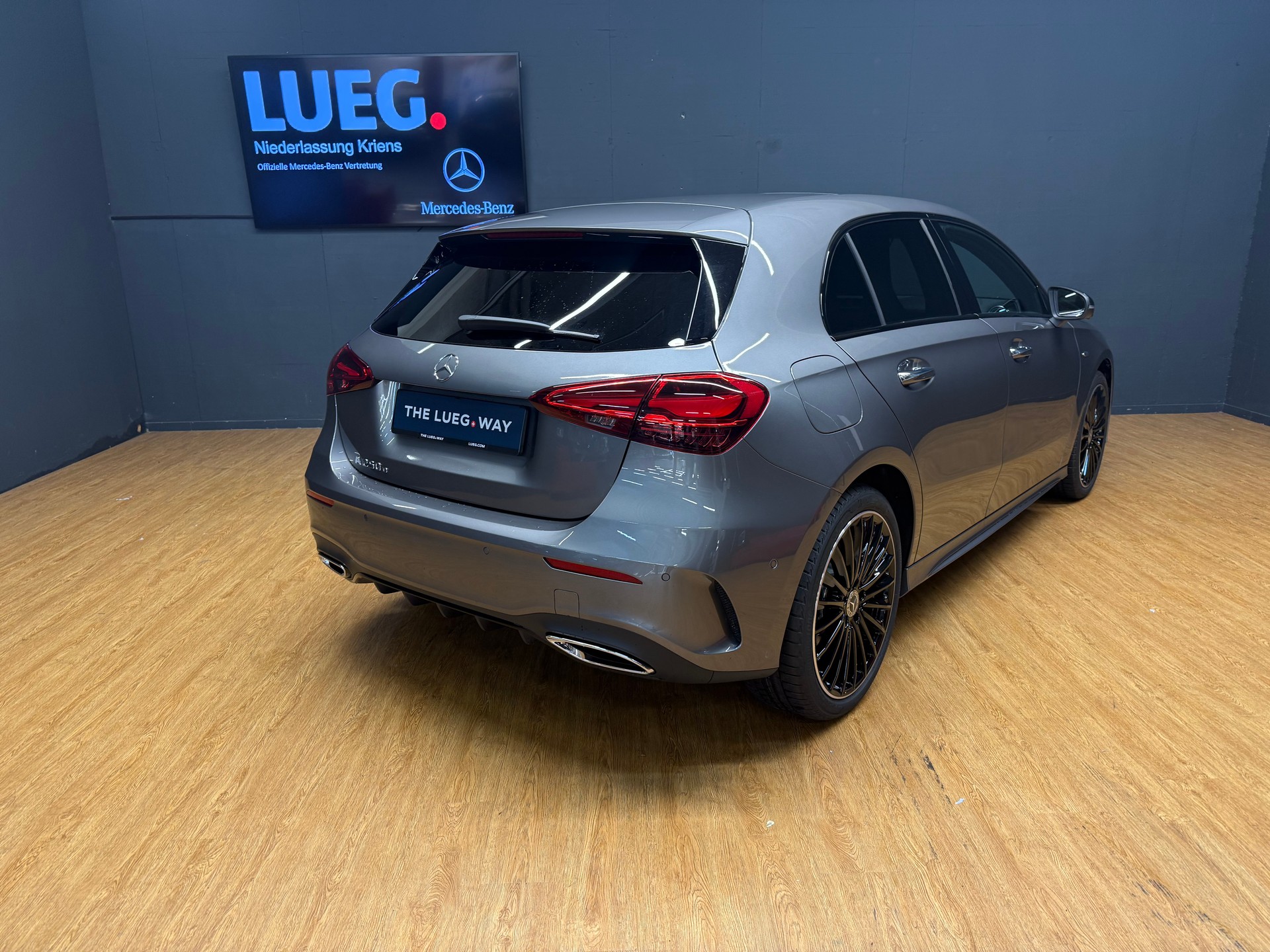 MERCEDES-BENZ A 250 e EQ Star - AMG / DISTRONIC / 360 Grad Kamera-image-7