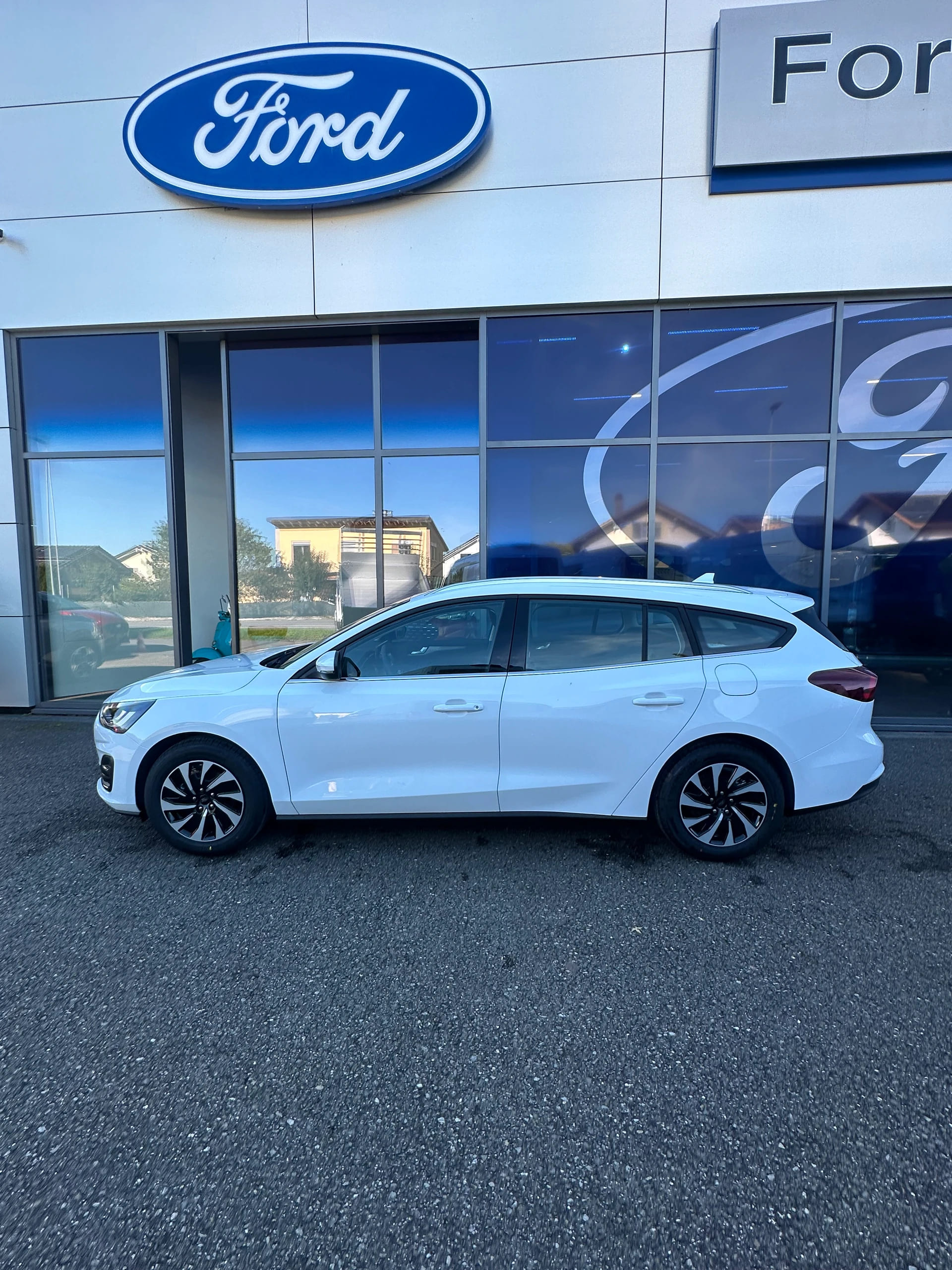 FORD Focus Station Wagon 1.0i EcoB Titanium/155CV/Aut.-image-2