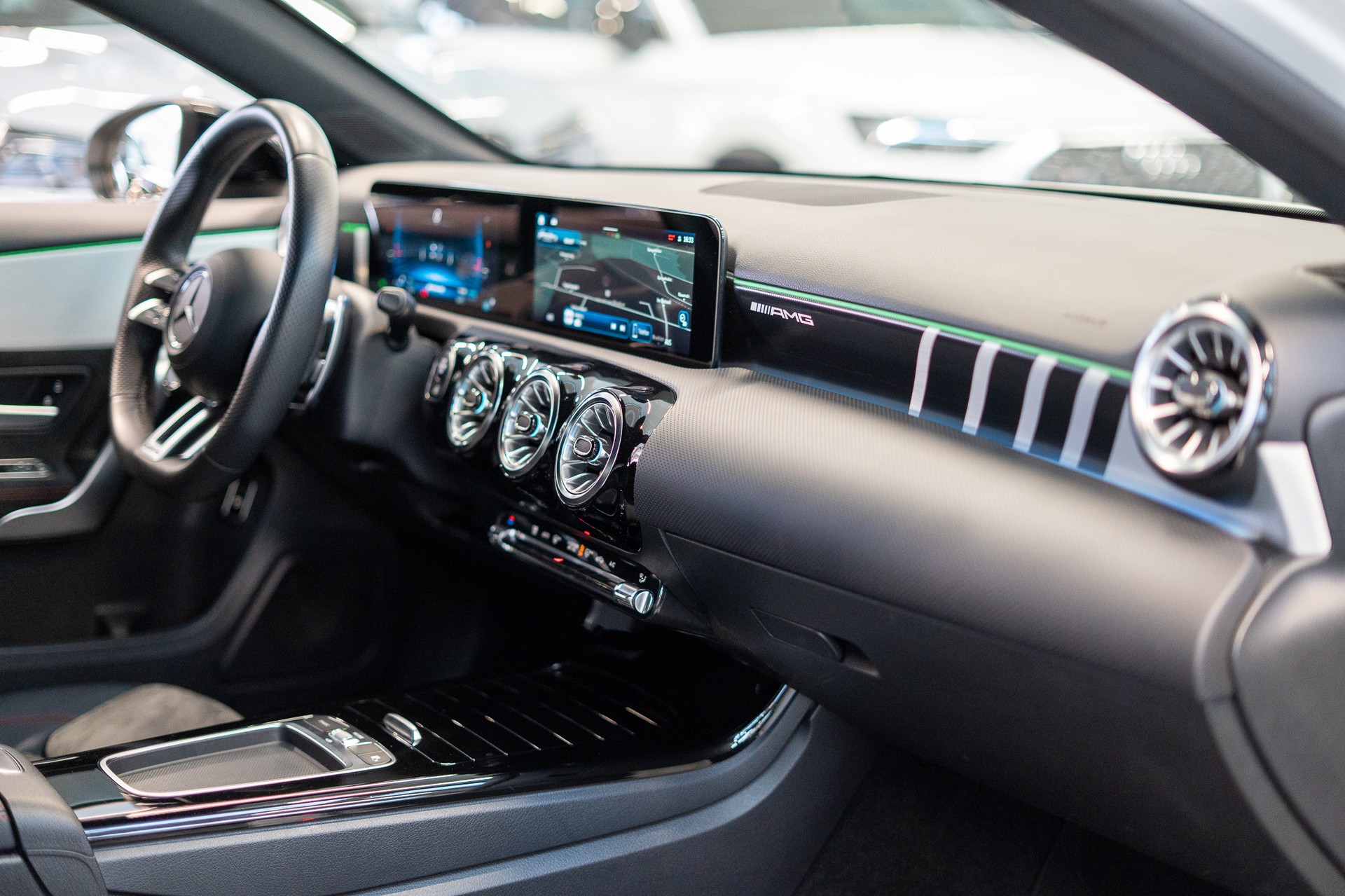 MERCEDES-BENZ A 35 AMG 4matic Limousine / Facelift / Rückfahrkamera / Ambientebeleuchtung-image-14