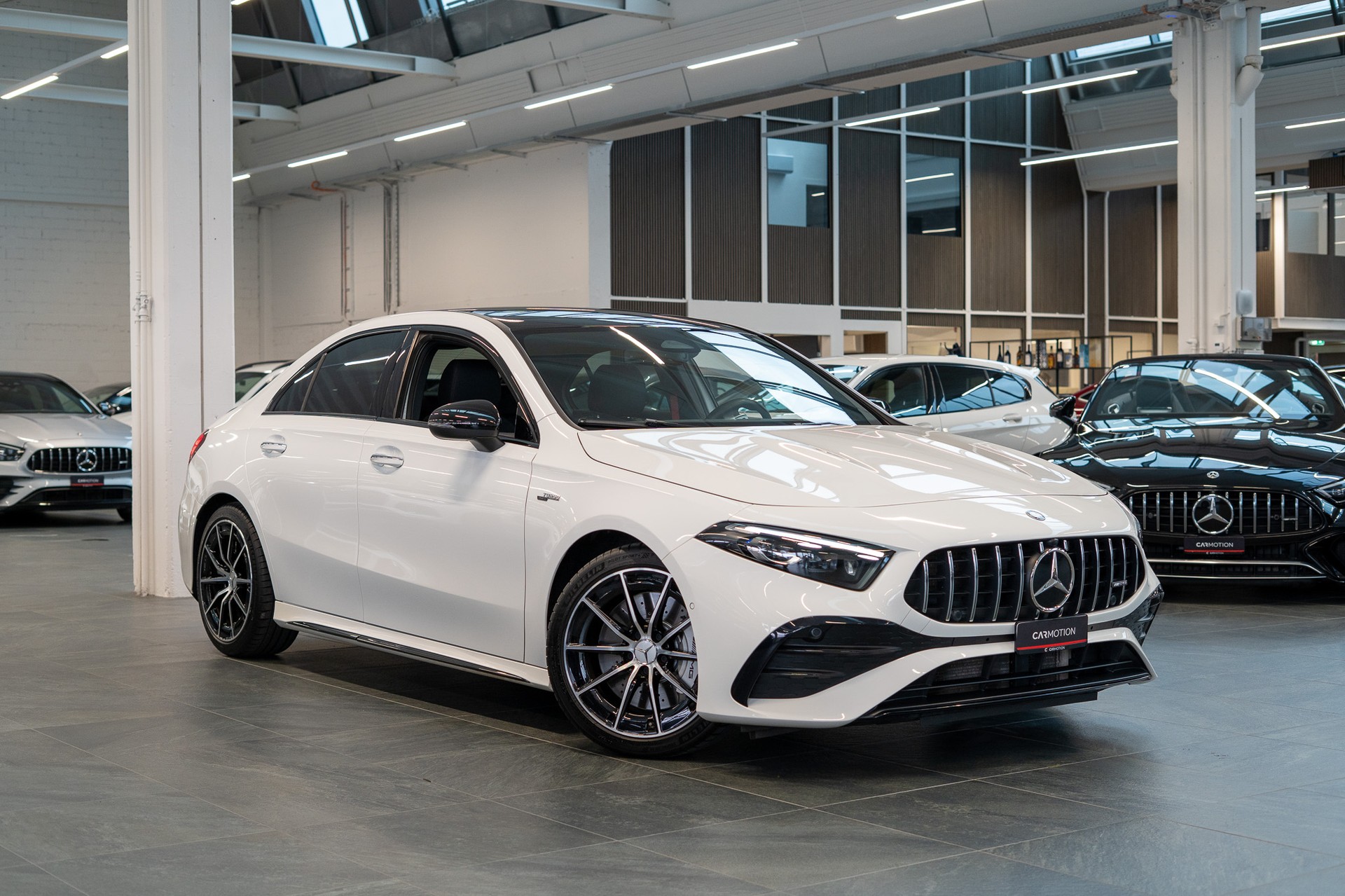MERCEDES-BENZ A 35 AMG 4matic Limousine / Facelift / Rückfahrkamera / Ambientebeleuchtung-image-2