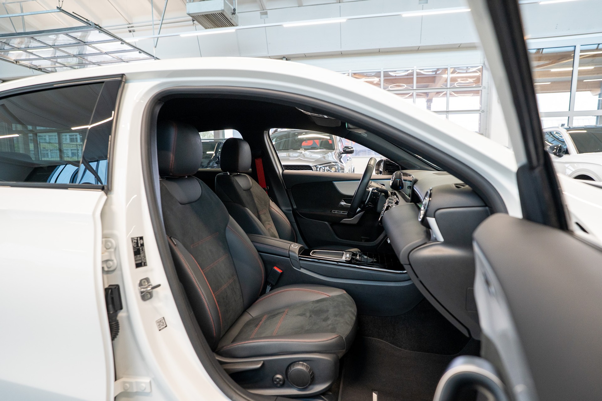 MERCEDES-BENZ A 35 AMG 4matic Limousine / Facelift / Rückfahrkamera / Ambientebeleuchtung-image-13