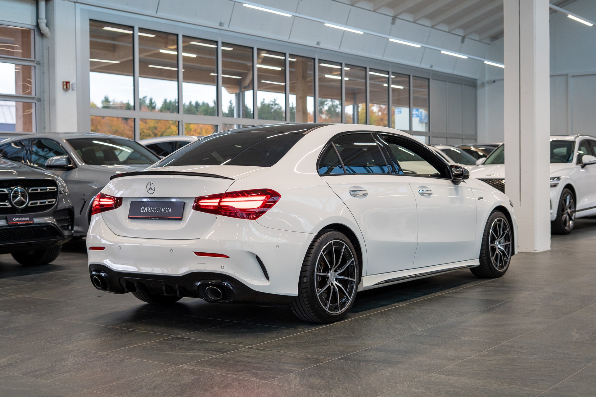 MERCEDES-BENZ A 35 AMG 4matic Limousine / Facelift / Rückfahrkamera / Ambientebeleuchtung-image-3