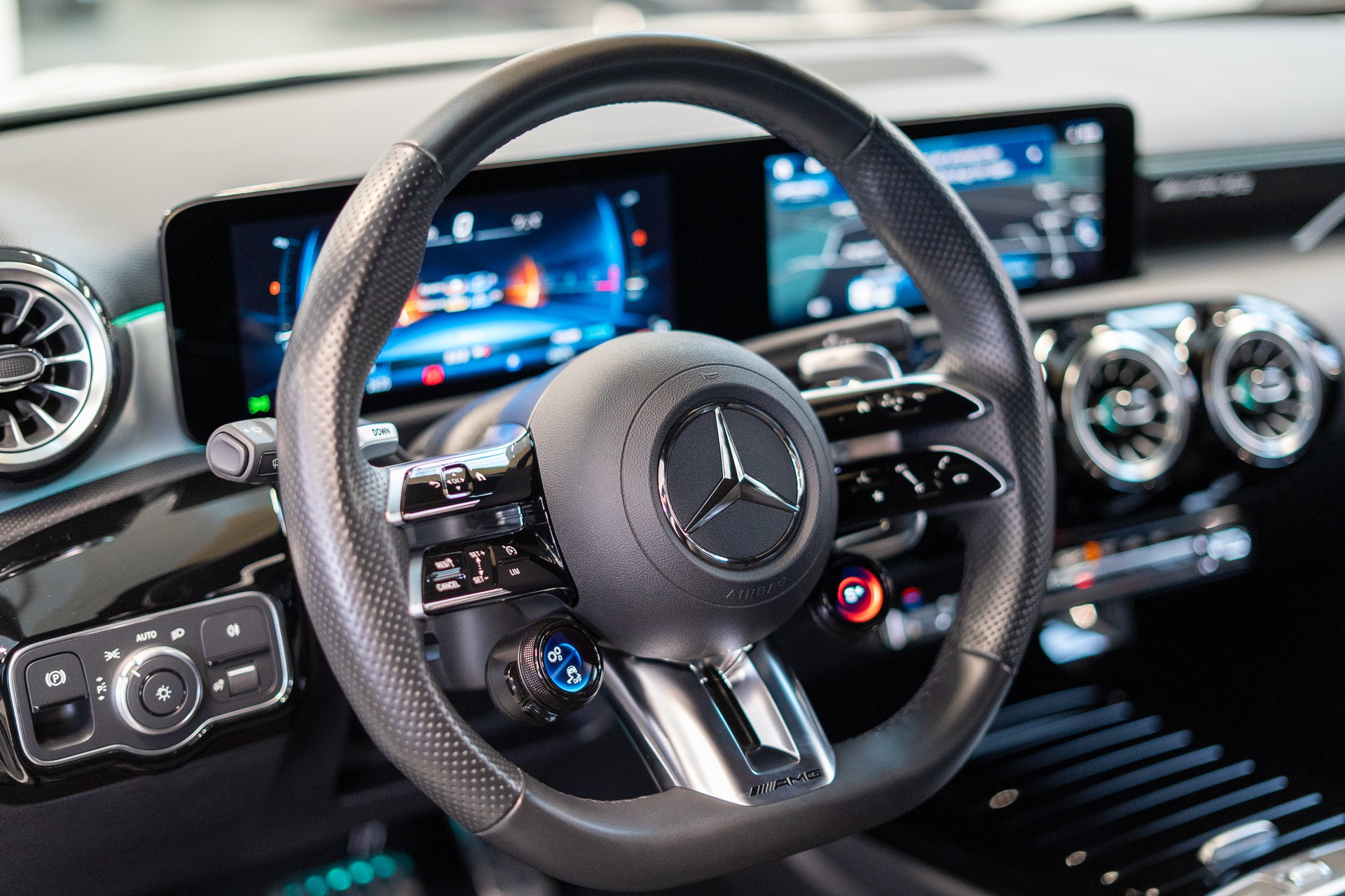 MERCEDES-BENZ A 35 AMG 4matic Limousine / Facelift / Rückfahrkamera / Ambientebeleuchtung-image-9