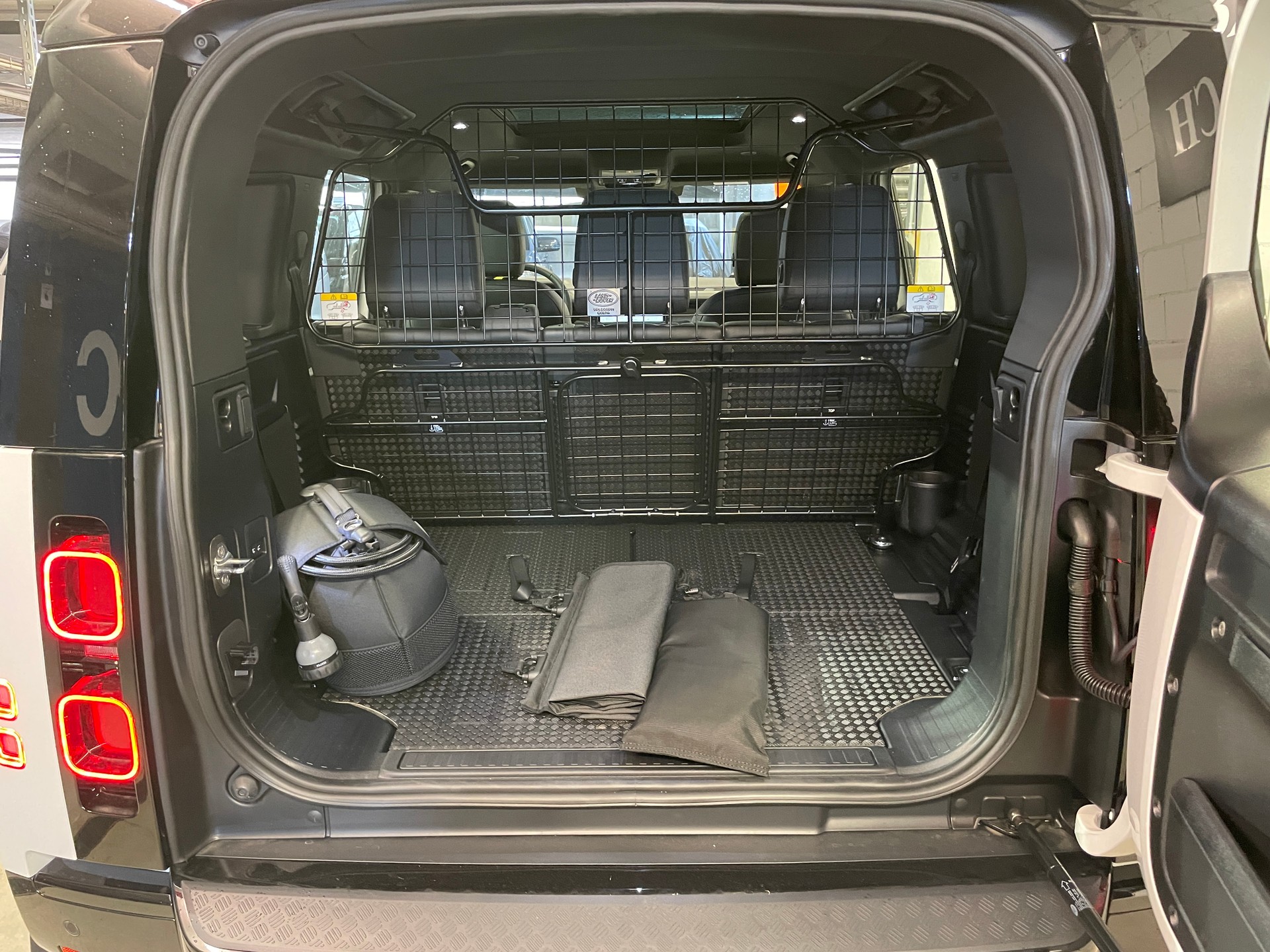 LAND ROVER Defender 110 P400 I6 X-Dynamic SE 3.0 AT8 mit AHK-image-7