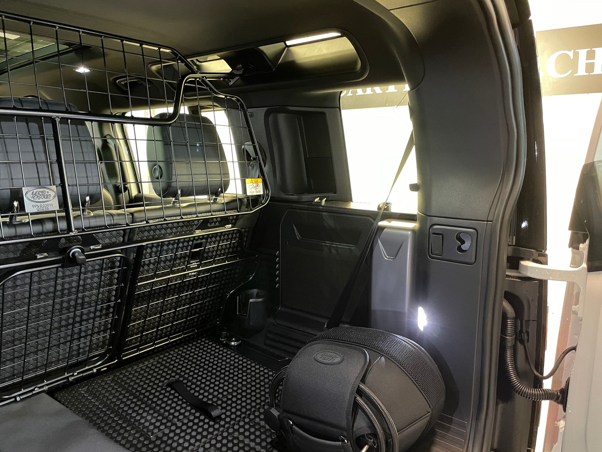 LAND ROVER Defender 110 P400 I6 X-Dynamic SE 3.0 AT8 mit AHK-image-30