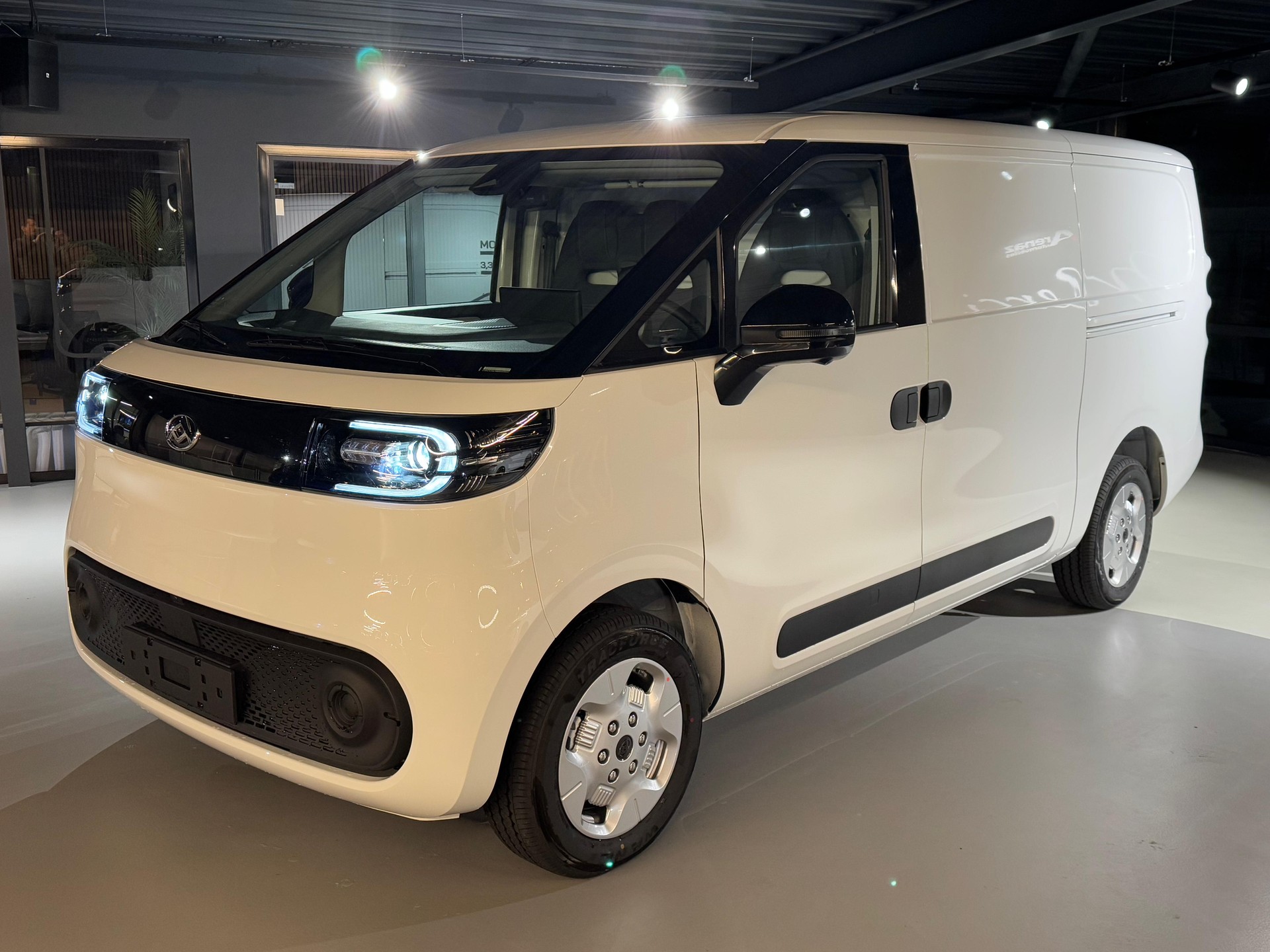 MAXUS eDeliver 5 L1 64kWh-showroom-element-3