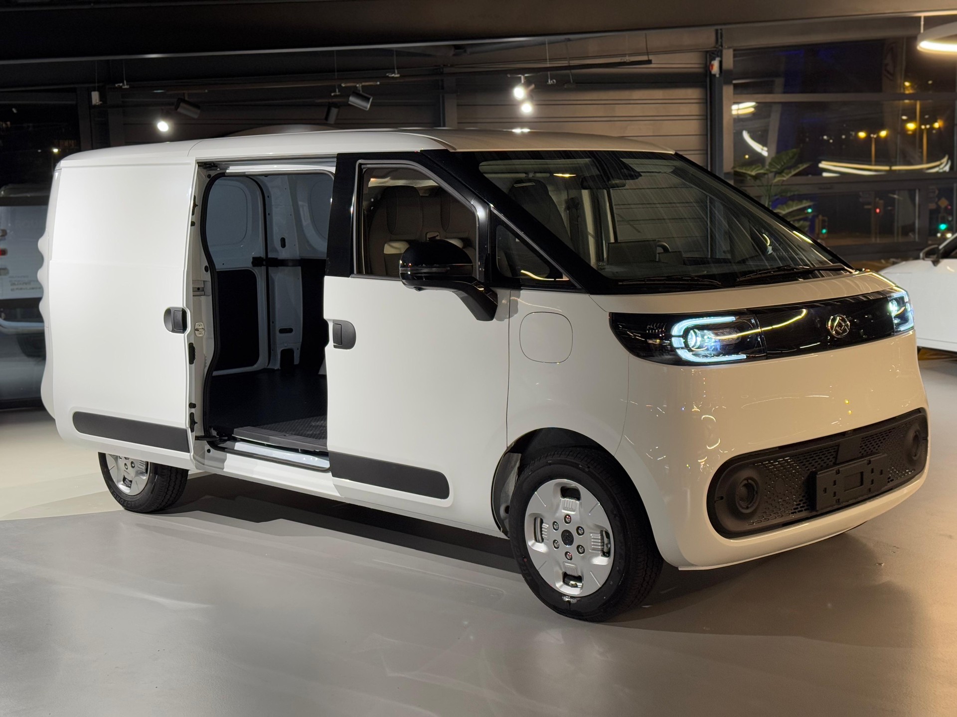 MAXUS eDeliver 5 L1 64kWh-showroom-element-1