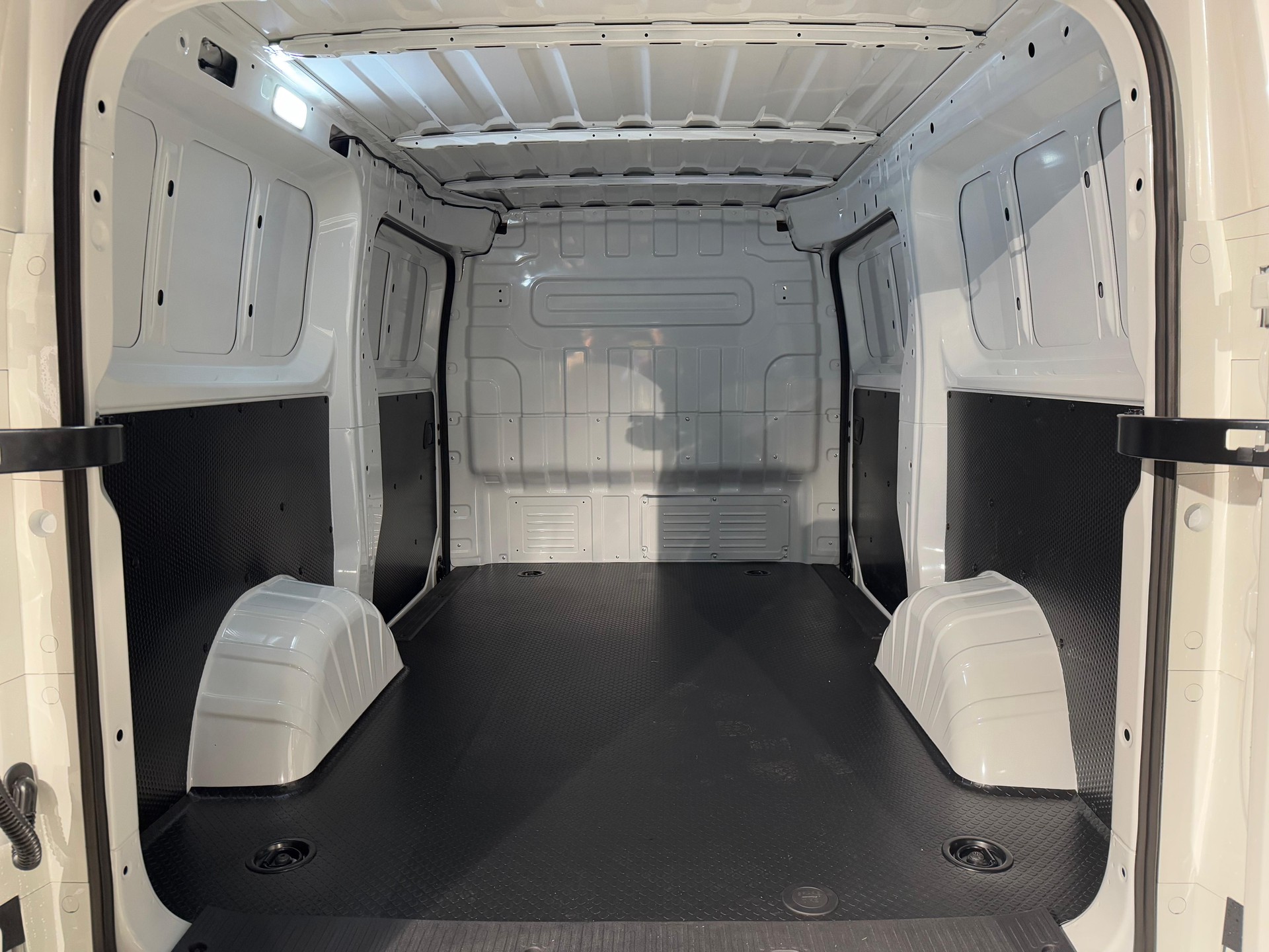 MAXUS eDeliver 5 L1 64kWh-image-23
