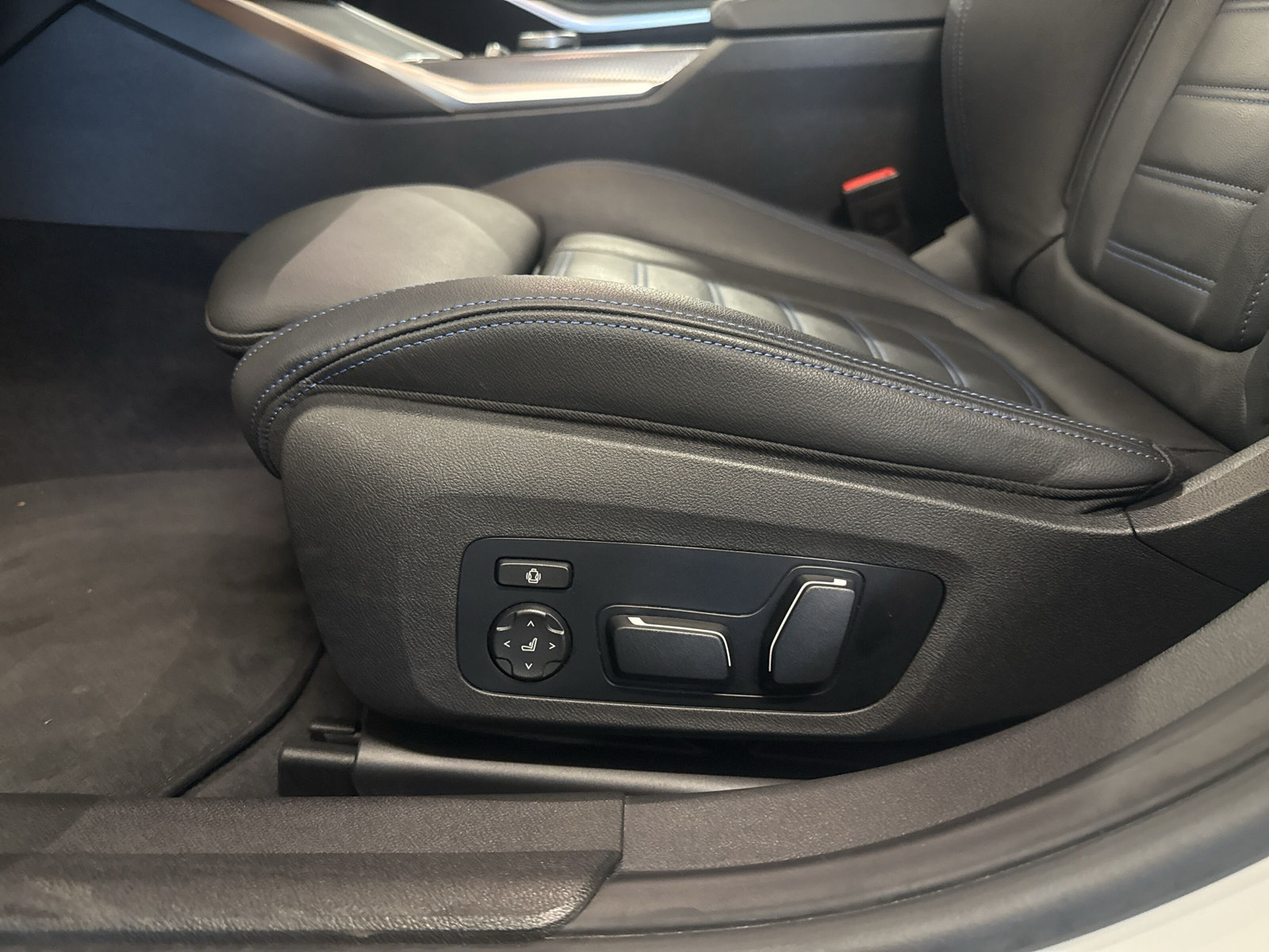 BMW 320d xDrive 48V Touring Steptronic M Sport-image-17