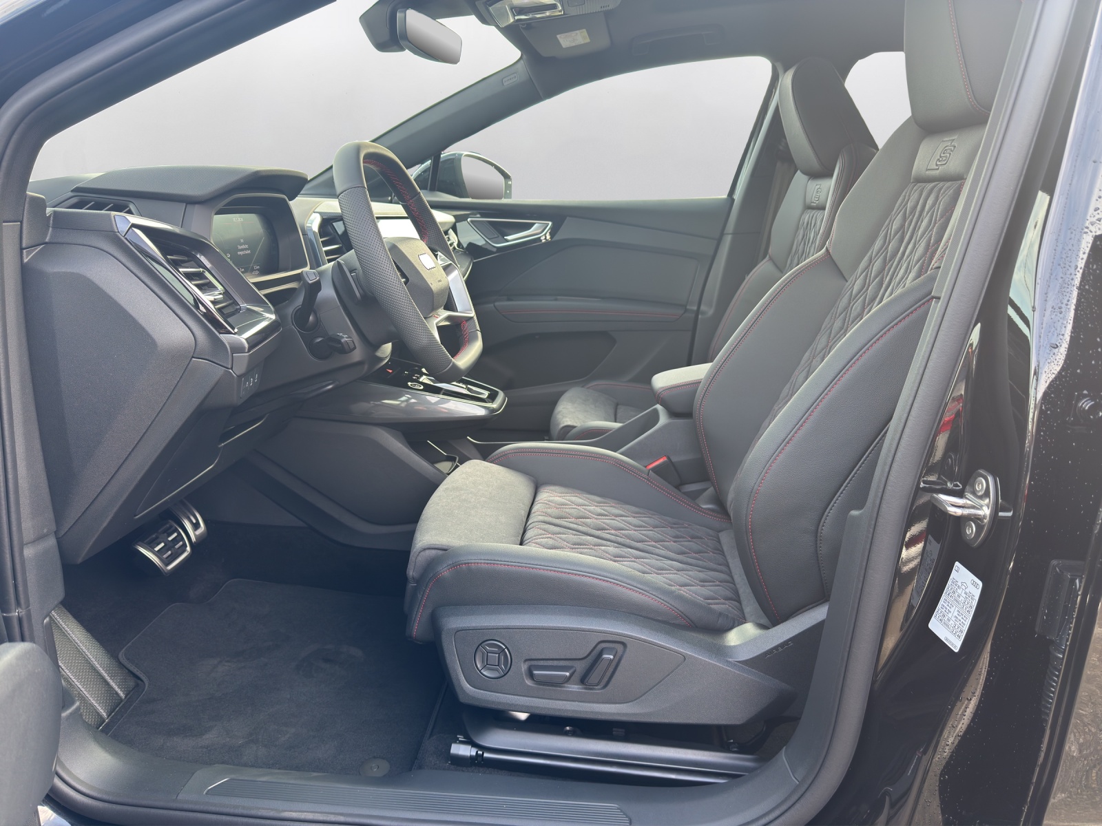 AUDI Q4 e-tron 45 Edition Swiss Ski quattro-image-9