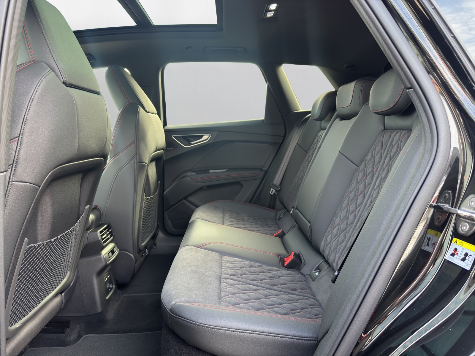 AUDI Q4 e-tron 45 Edition Swiss Ski quattro-image-10
