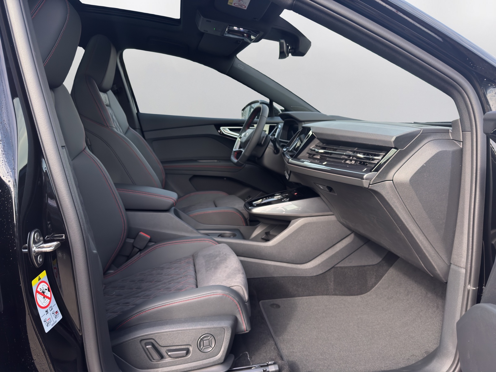 AUDI Q4 e-tron 45 Edition Swiss Ski quattro-image-13