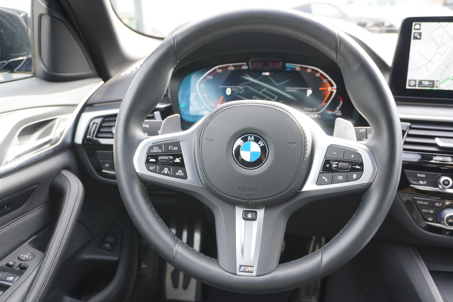 BMW 520d xDrive 48V Touring M Sport Steptronic-image-17