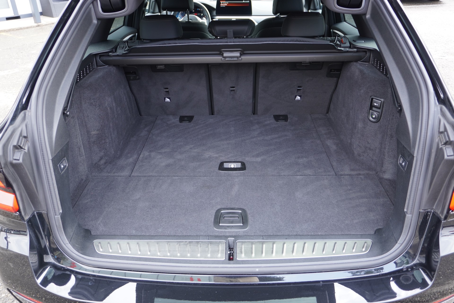 BMW 520d xDrive 48V Touring M Sport Steptronic-image-9