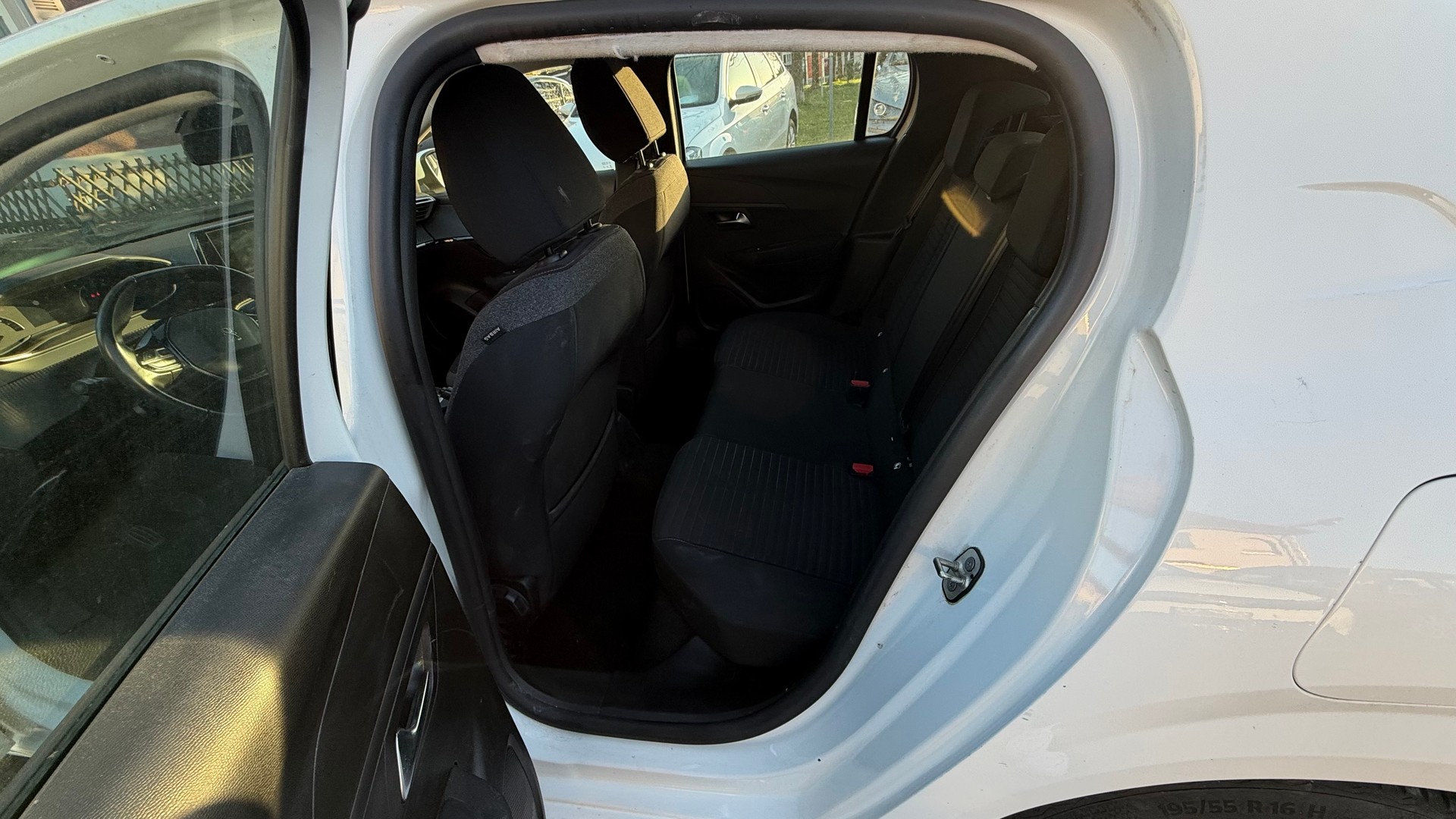 PEUGEOT 208 1.5 BlueHDi Active-image-7