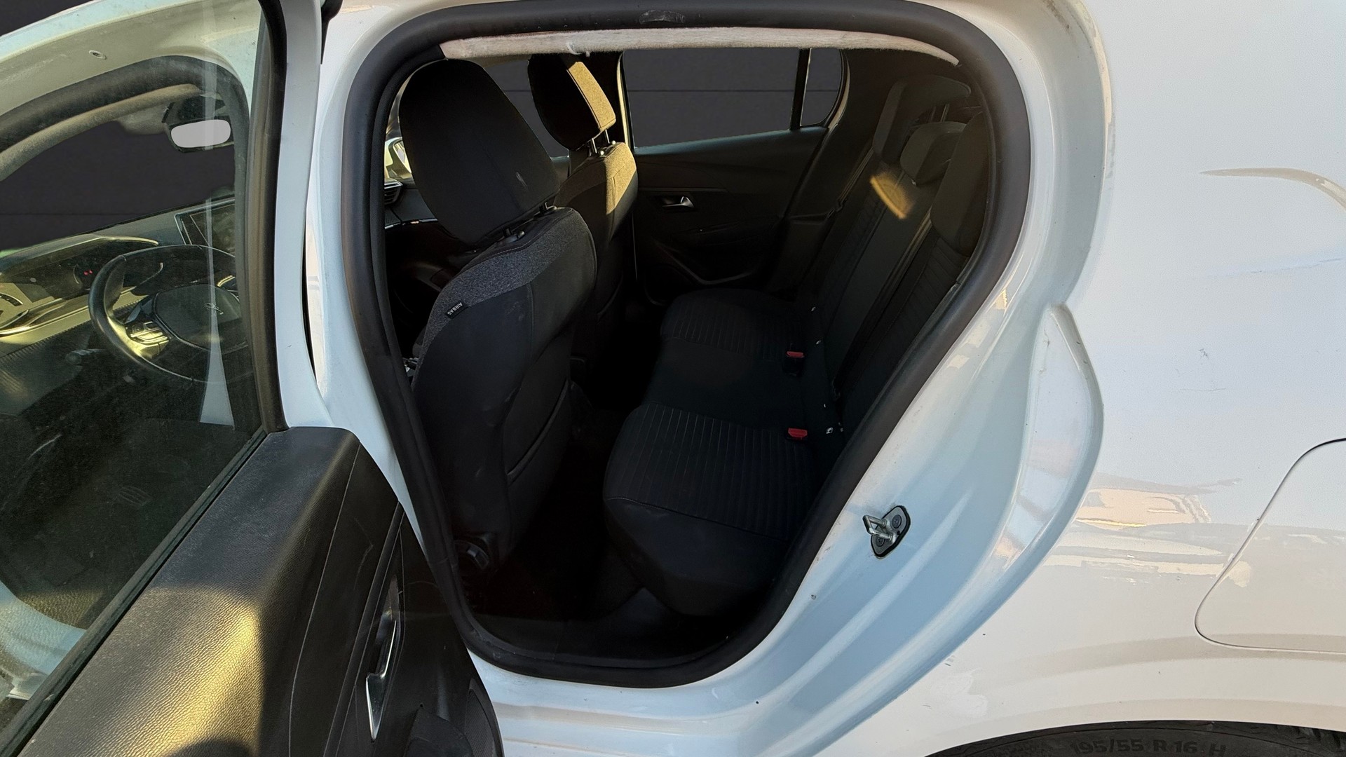 PEUGEOT 208 1.5 BlueHDi Active-image-7