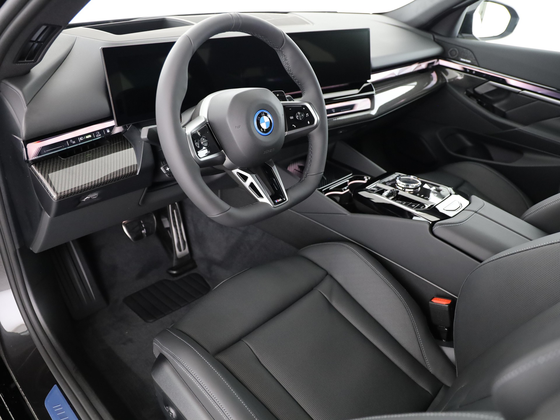 BMW 550e xDrive Touring-image-11