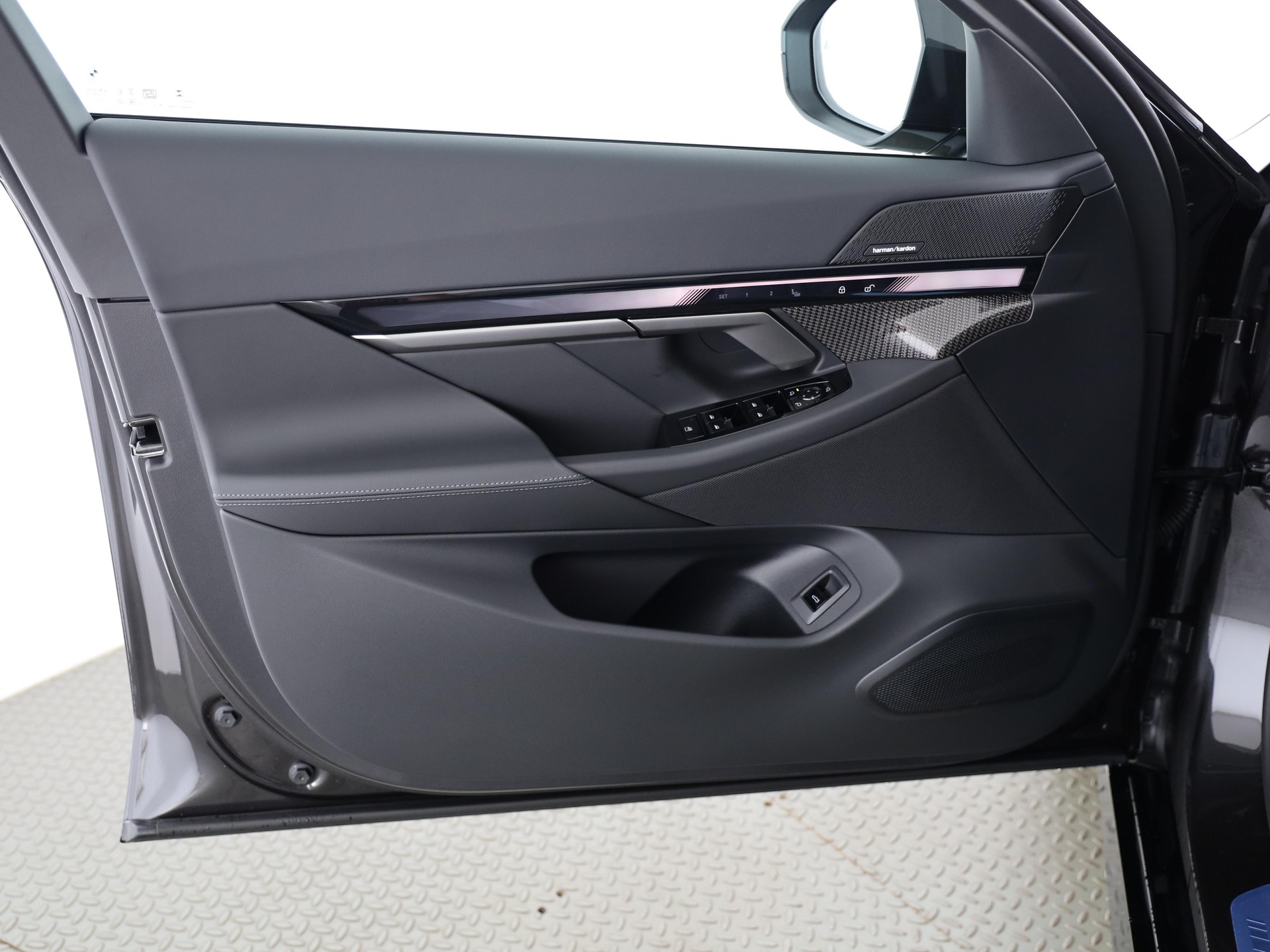 BMW 550e xDrive Touring-image-8