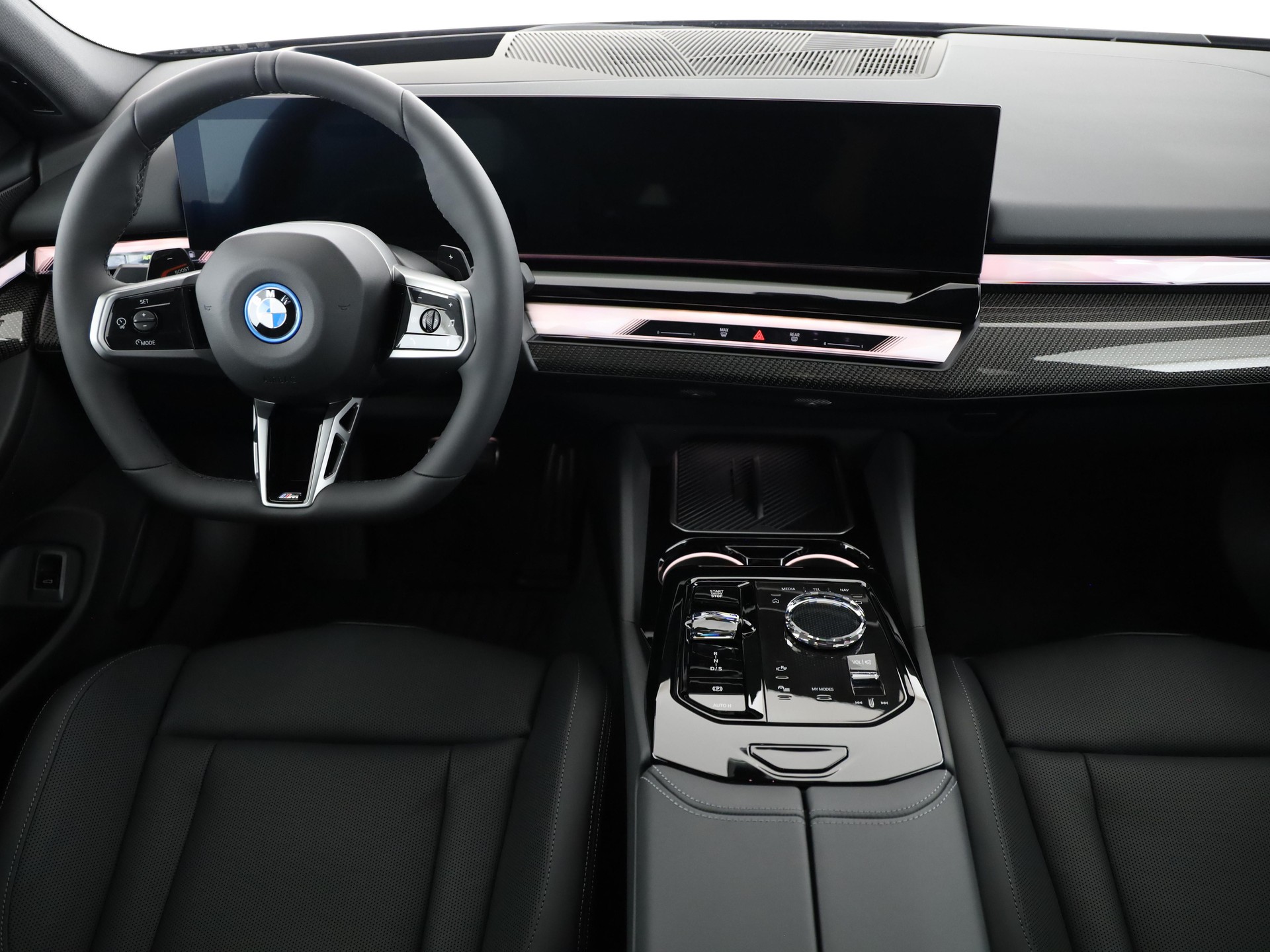 BMW 550e xDrive Touring-image-15