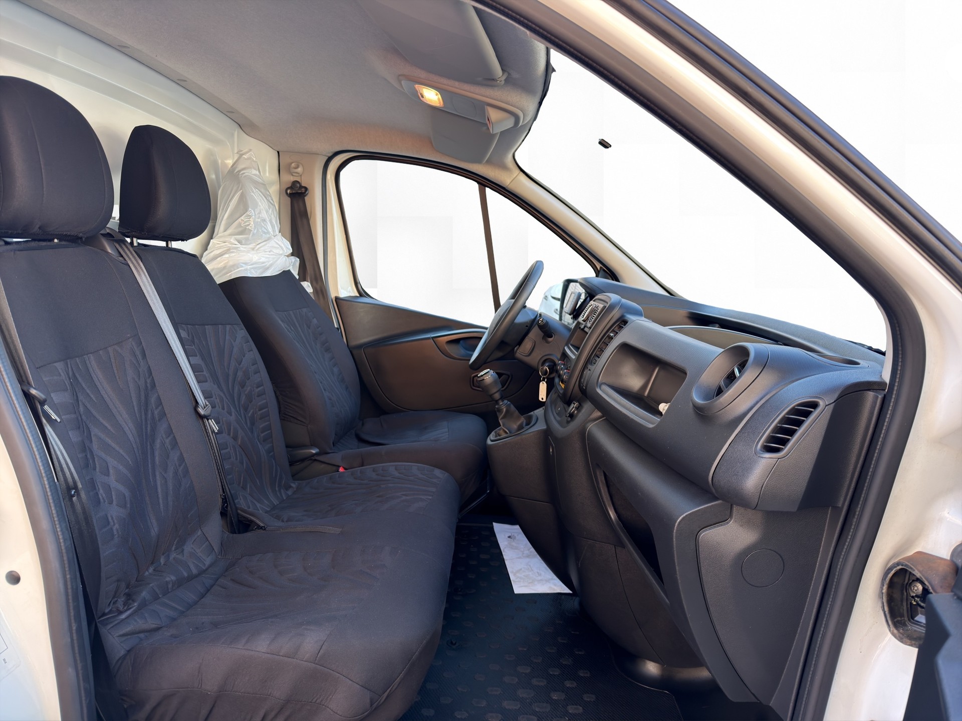 RENAULT Trafic 2.0 dCi120 2.8t Access L1H1-image-10