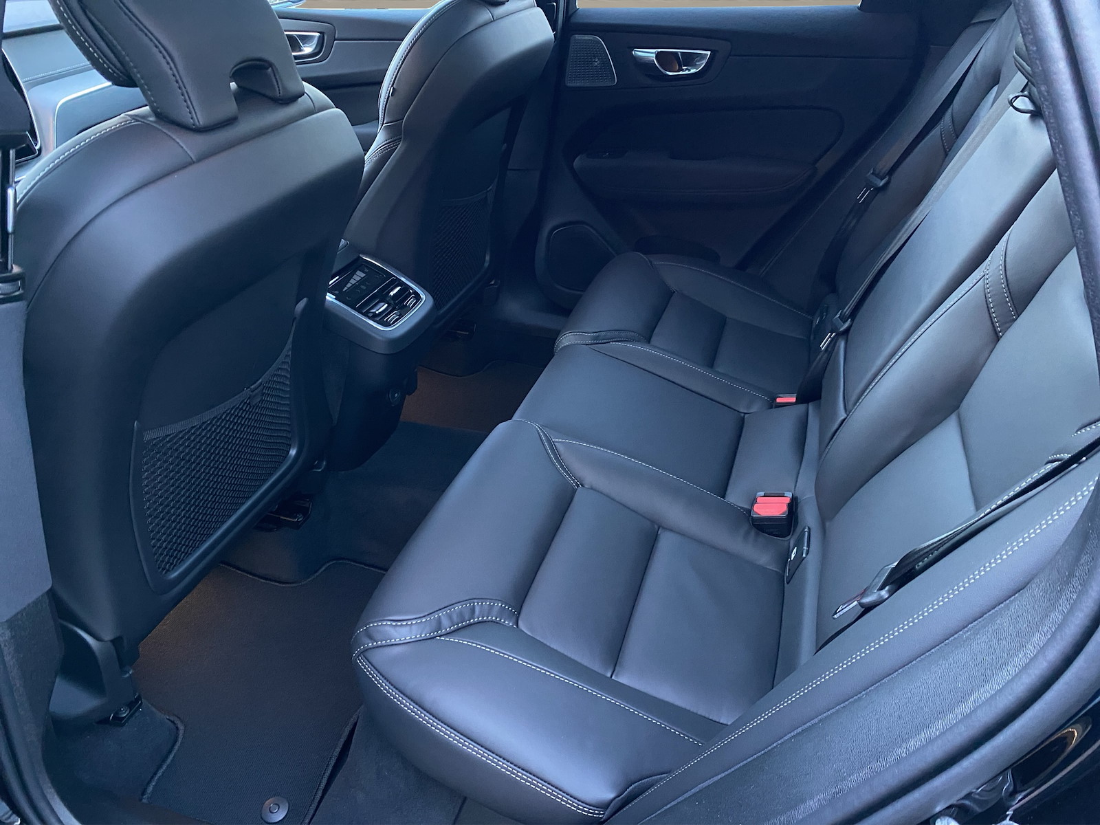 VOLVO XC60 2.0 B5 MH Black Edition AWD-image-9
