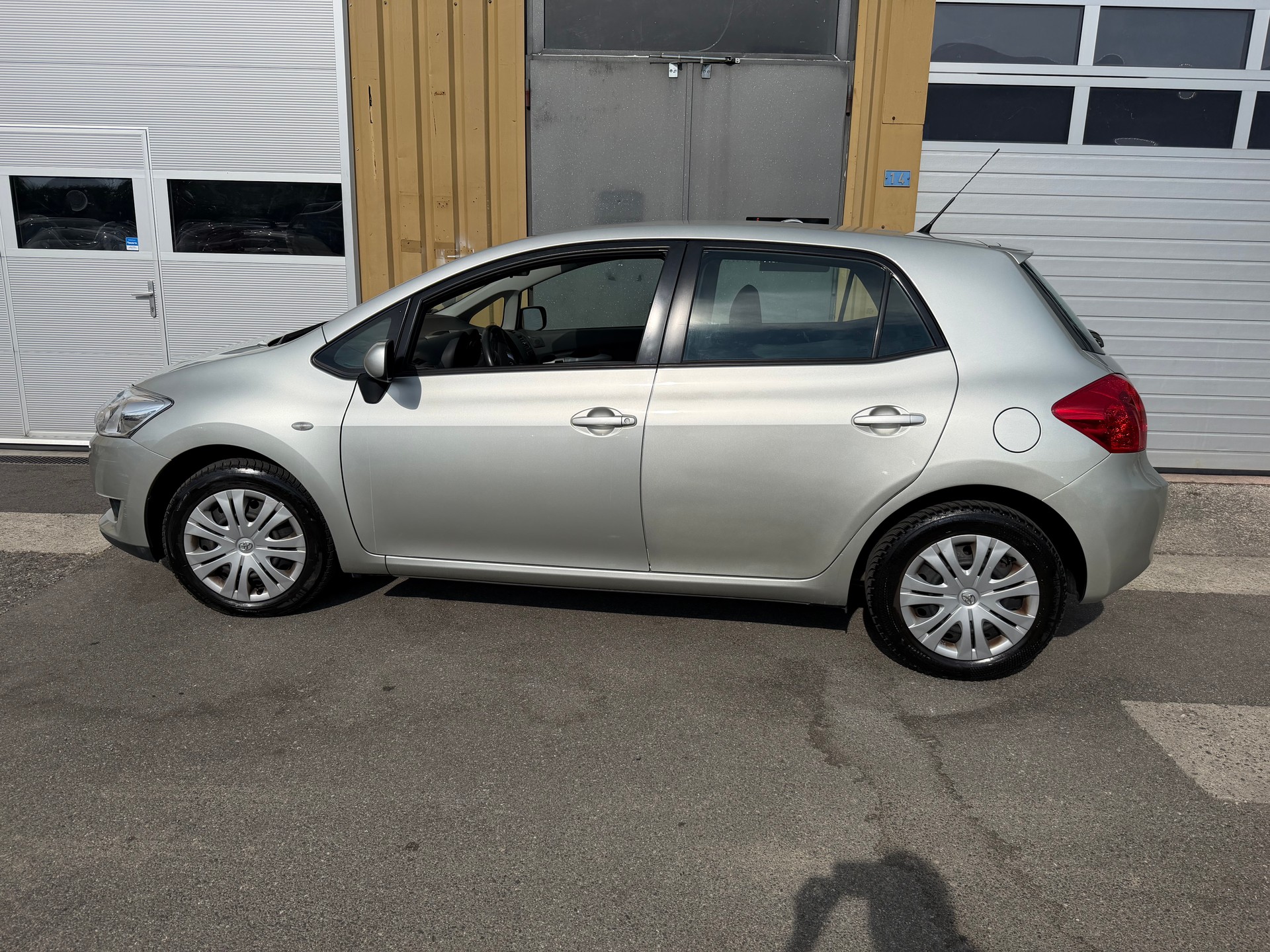 TOYOTA Auris 1.6 Linea Luna-image-9