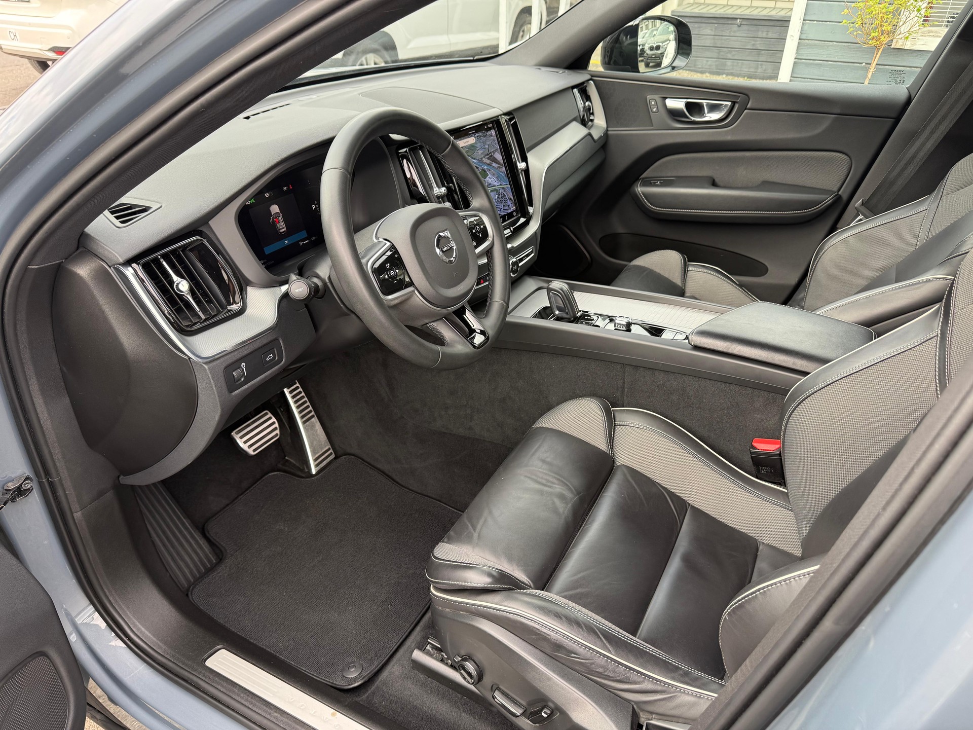 VOLVO XC60 2.0 B4 MH R-Design AWD-image-7