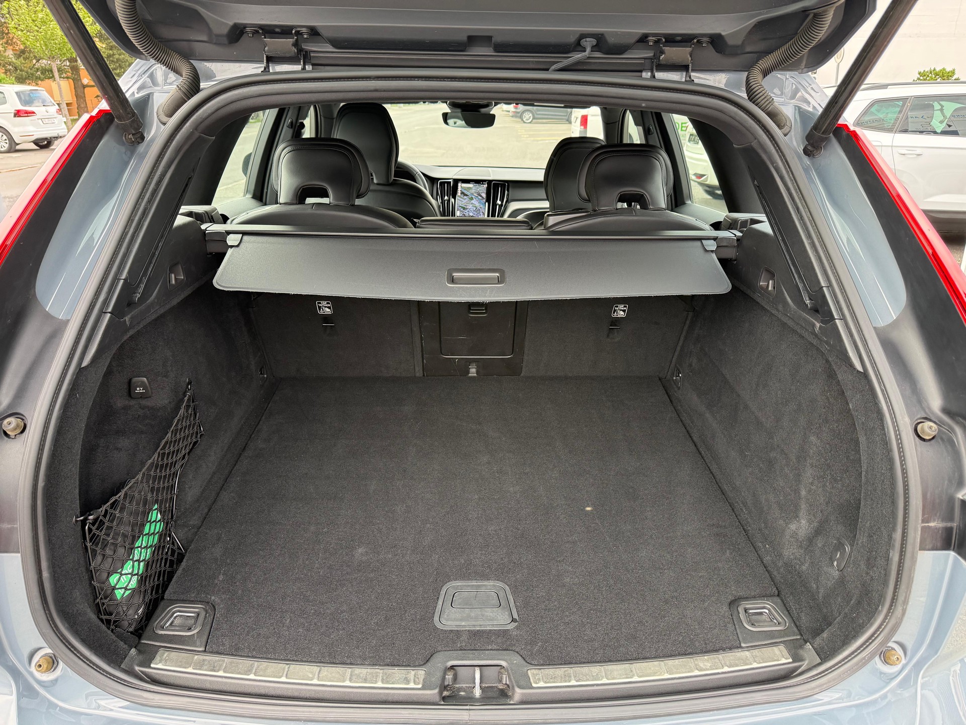 VOLVO XC60 2.0 B4 MH R-Design AWD-image-11