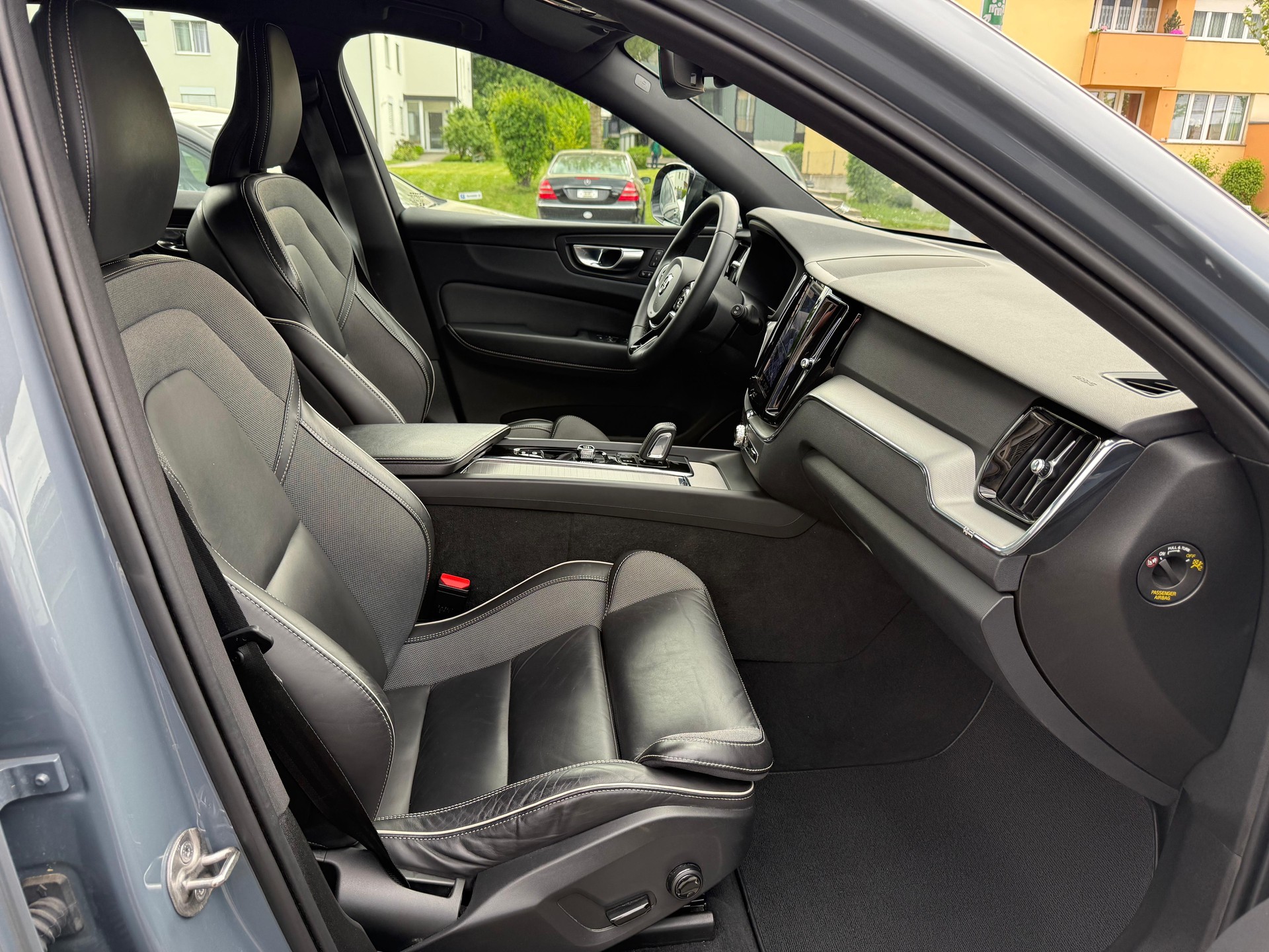 VOLVO XC60 2.0 B4 MH R-Design AWD-image-18