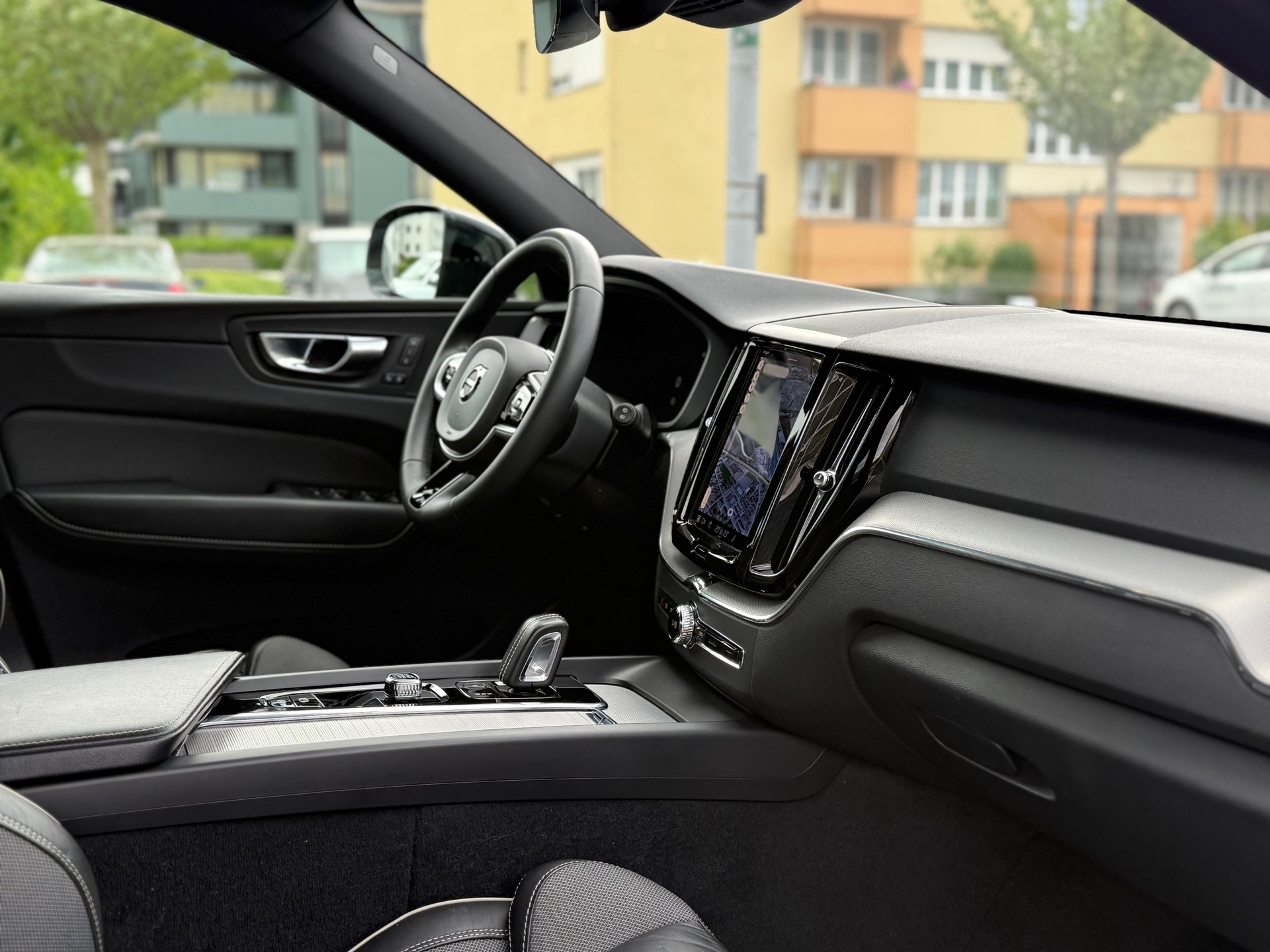 VOLVO XC60 2.0 B4 MH R-Design AWD-image-17