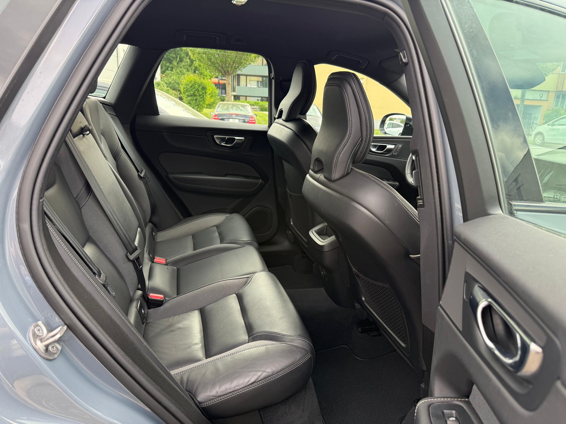 VOLVO XC60 2.0 B4 MH R-Design AWD-image-13