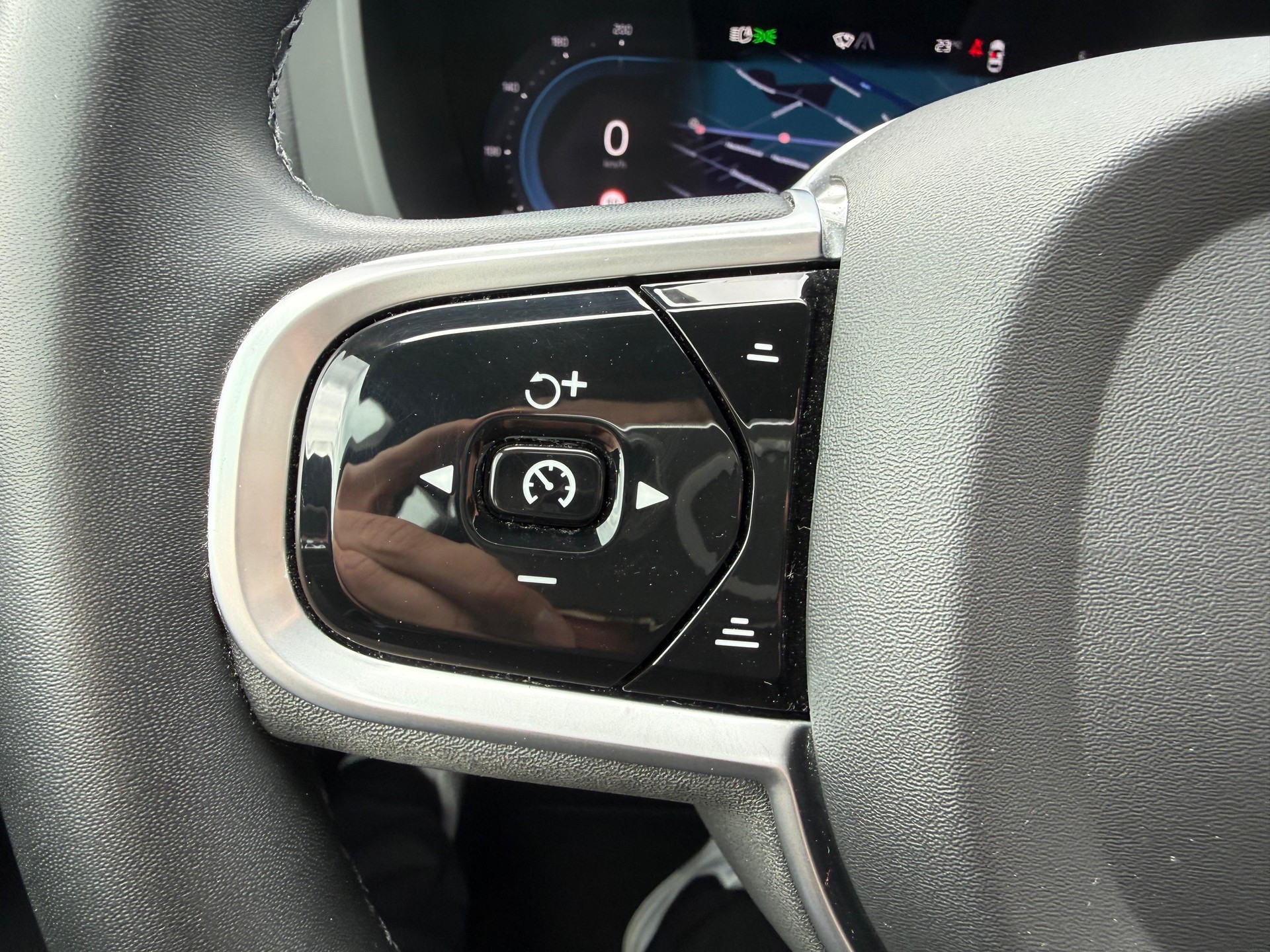 VOLVO XC60 2.0 B4 MH R-Design AWD-image-23