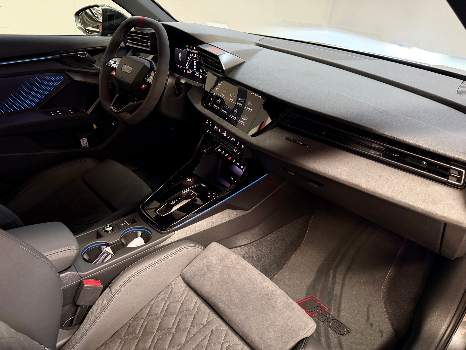 AUDI RS3 Limousine 2.5 TSI quattro S-tronic-image-18