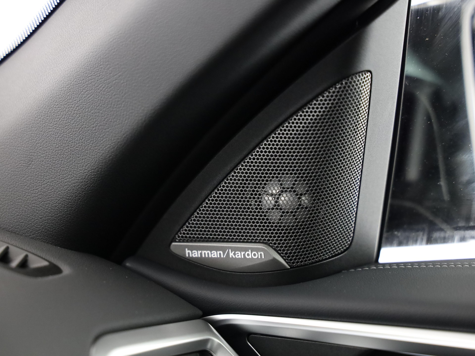 BMW M440i xDrive Cabrio-image-19