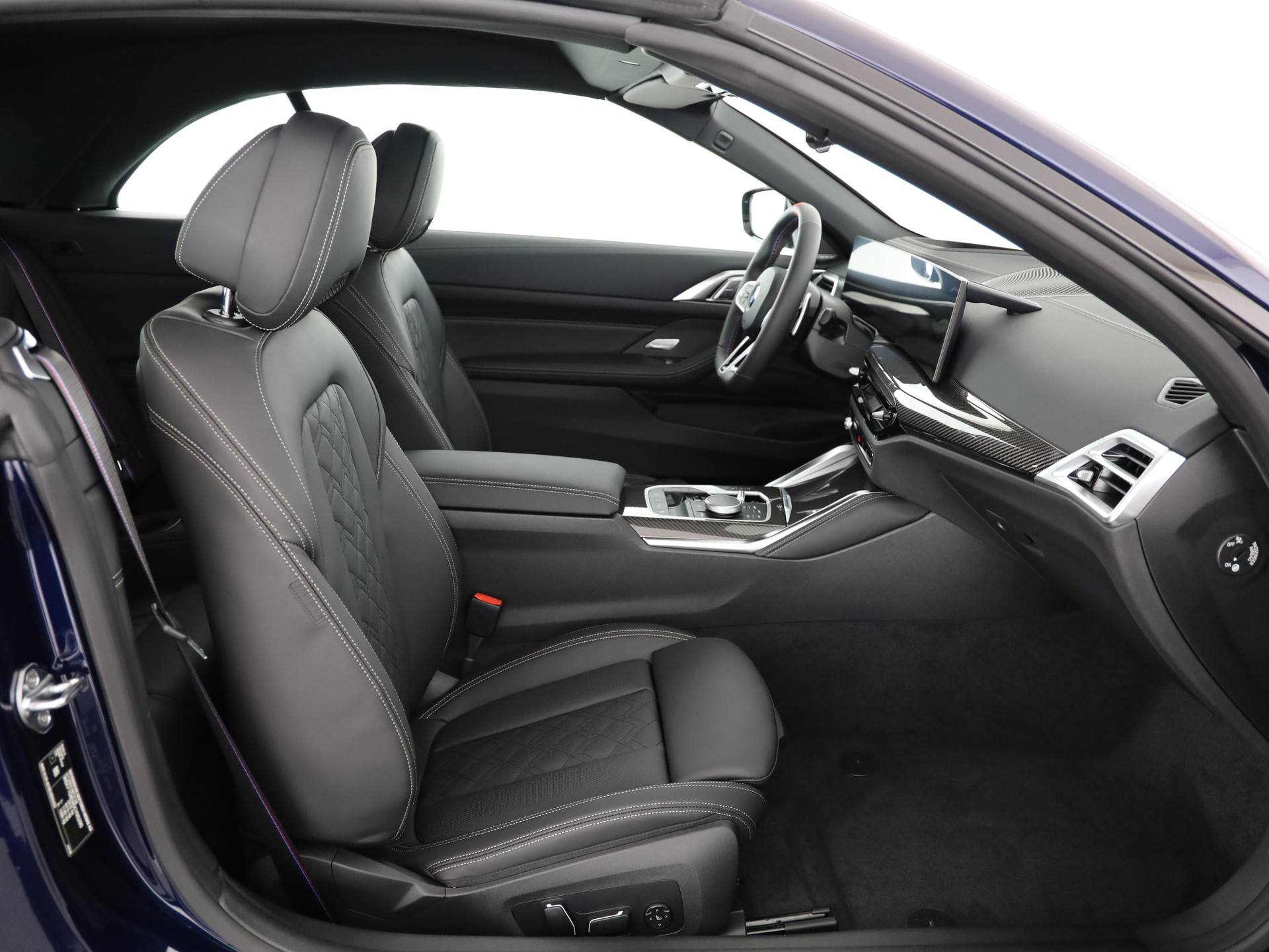 BMW M440i xDrive Cabrio-image-13