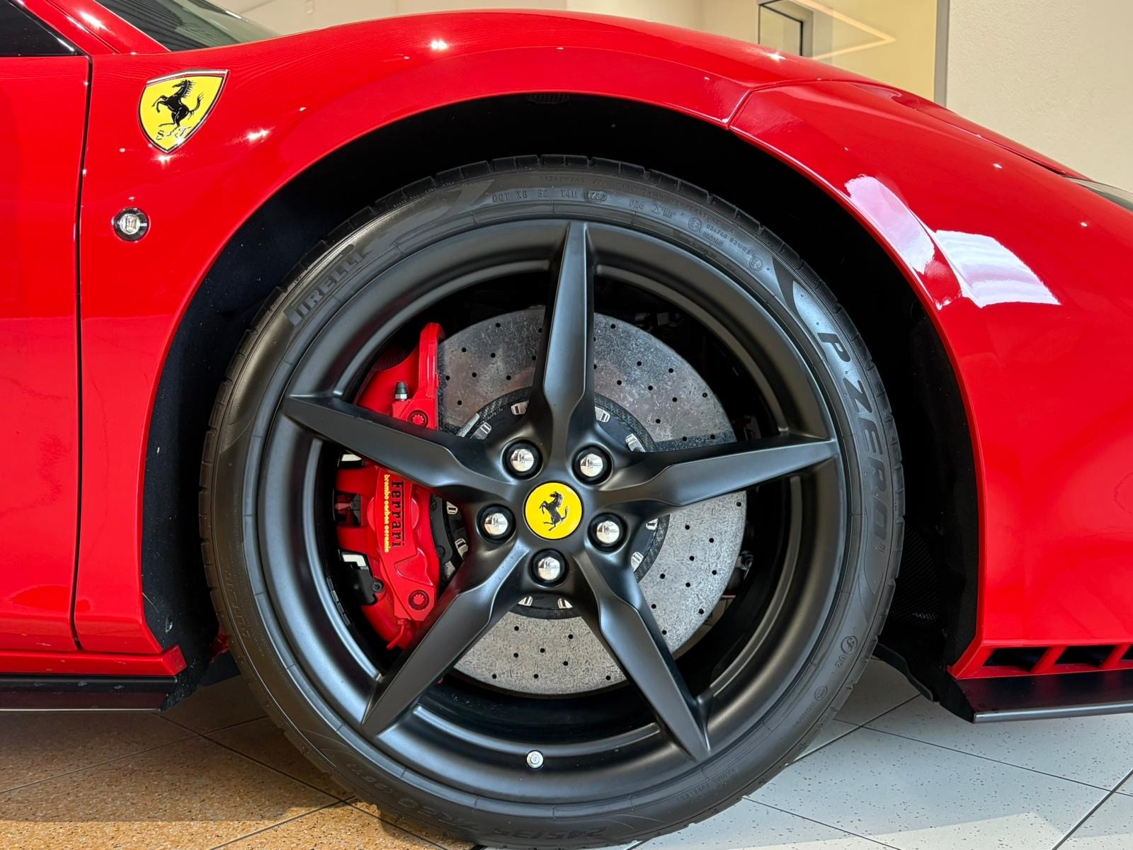 FERRARI F8 Tributo *Schweizer Fahrzeug - Ferrari Approved Garantie*-image-15