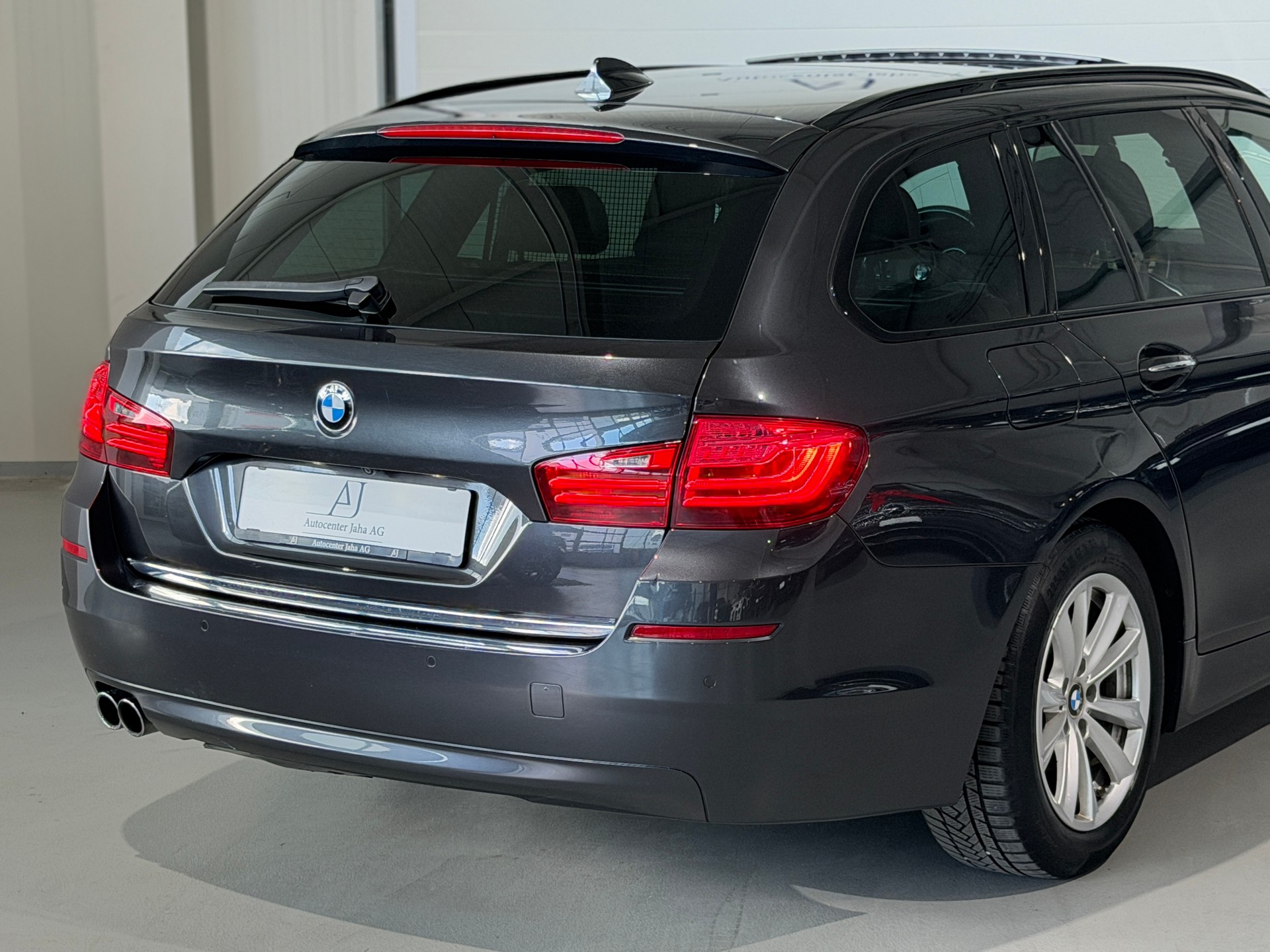 BMW 530d Touring xDrive Luxury Line Steptronic (CH) Facelift-image-6