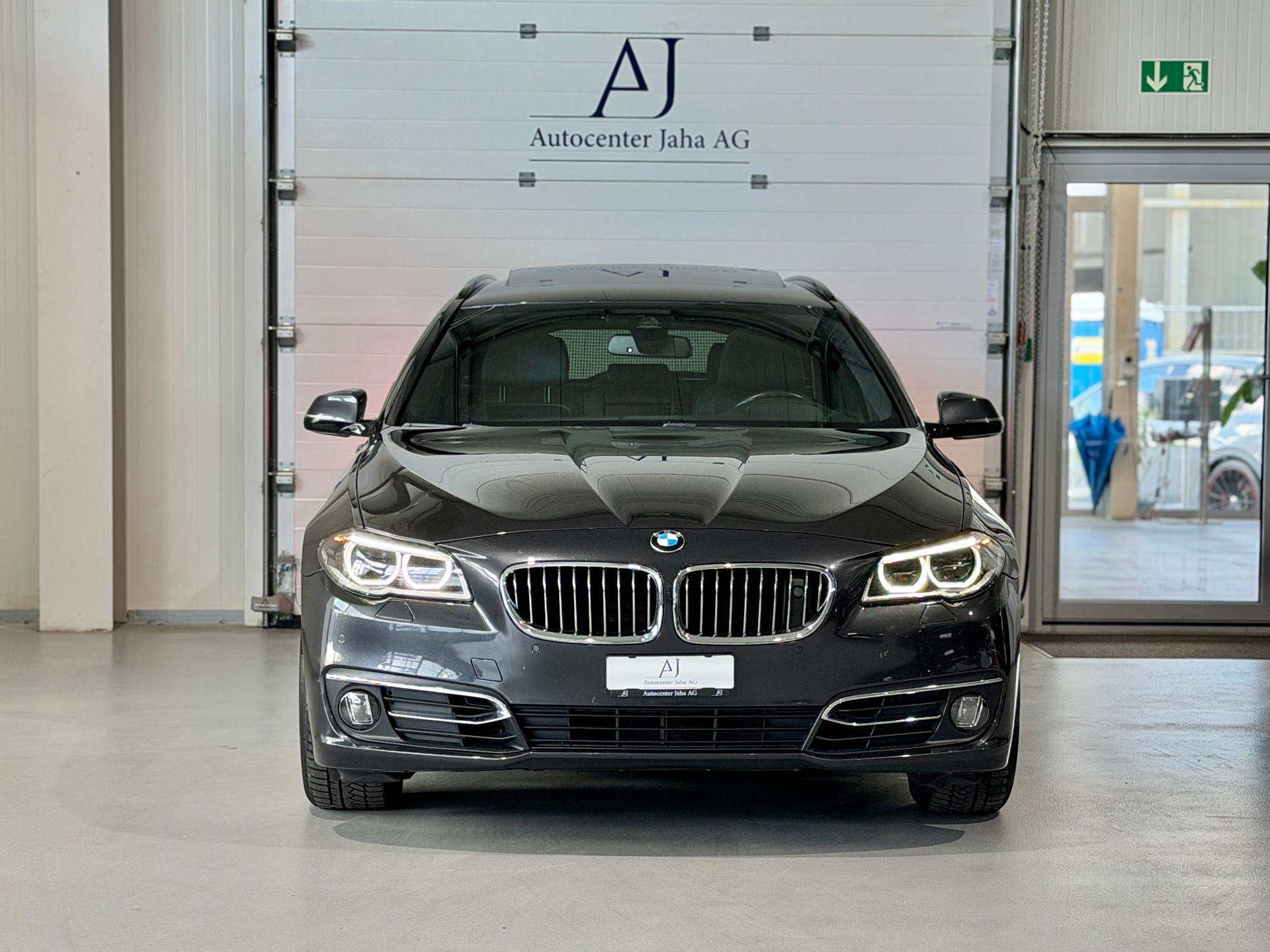 BMW 530d Touring xDrive Luxury Line Steptronic (CH) Facelift-showroom-element-3