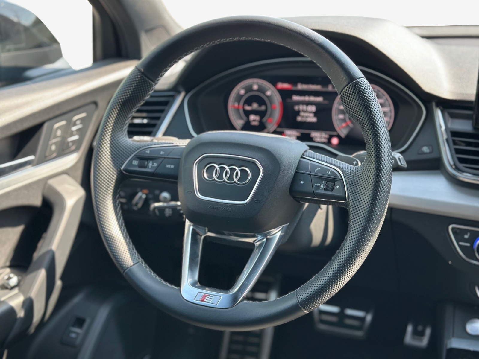 AUDI Q5 Sportback 40 TDI Blackedition quattro S-tronic-image-9