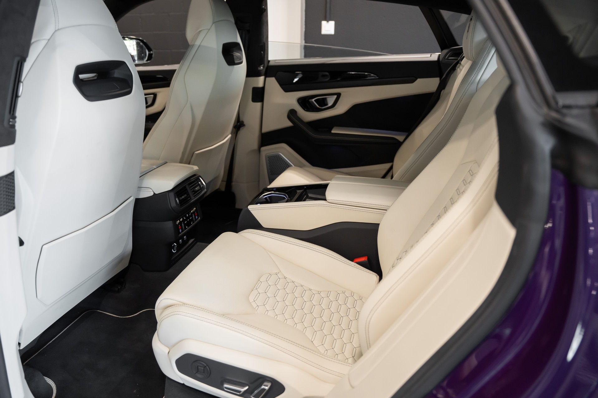 LAMBORGHINI Urus E-Gear Pearl Capsule / Viola Mithras / Bang & Olufsen / Pano-Schiebe Dach / Elektr. Sitze hinten-image-10
