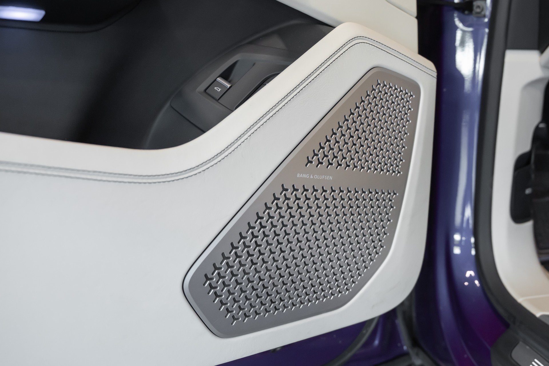 LAMBORGHINI Urus E-Gear Pearl Capsule / Viola Mithras / Bang & Olufsen / Pano-Schiebe Dach / Elektr. Sitze hinten-image-15