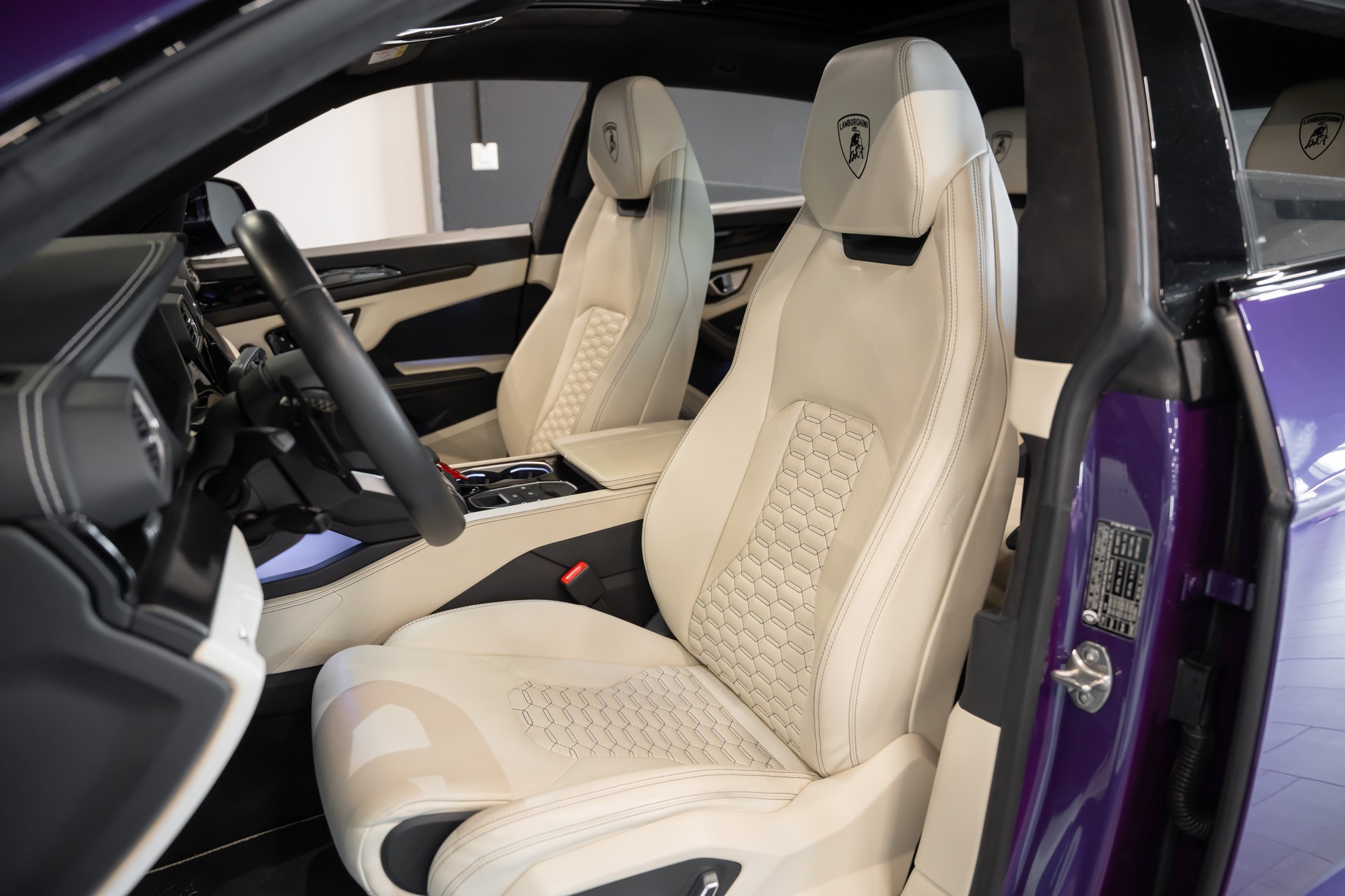 LAMBORGHINI Urus E-Gear Pearl Capsule / Viola Mithras / Bang & Olufsen / Pano-Schiebe Dach / Elektr. Sitze hinten-image-9