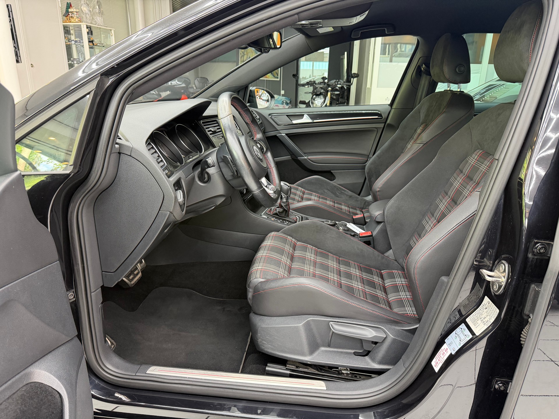 VW Golf VII 2.0 TSI GTI DSG-image-12