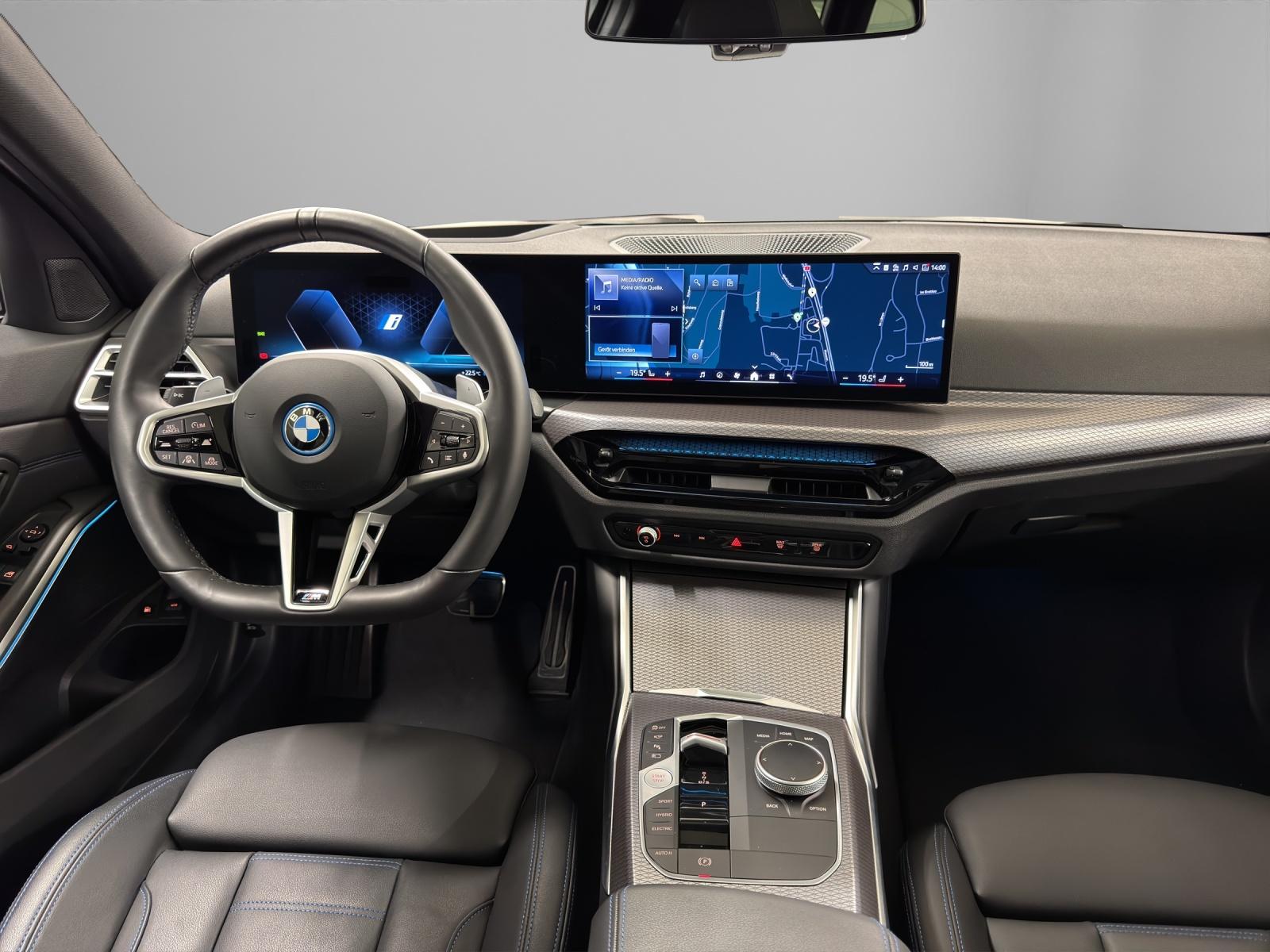 BMW 330e xDrive Touring-image-18