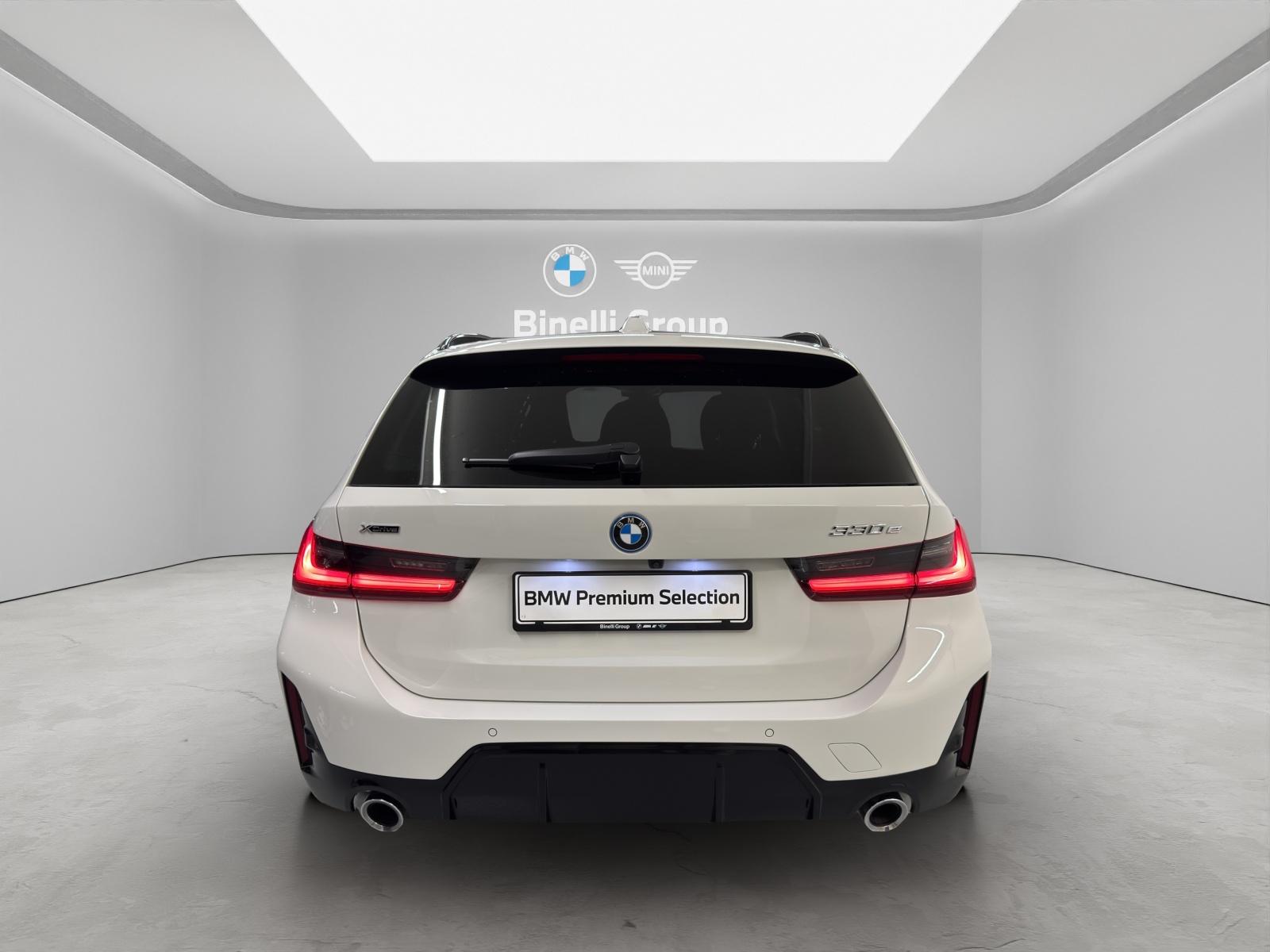 BMW 330e xDrive Touring-showroom-element-3