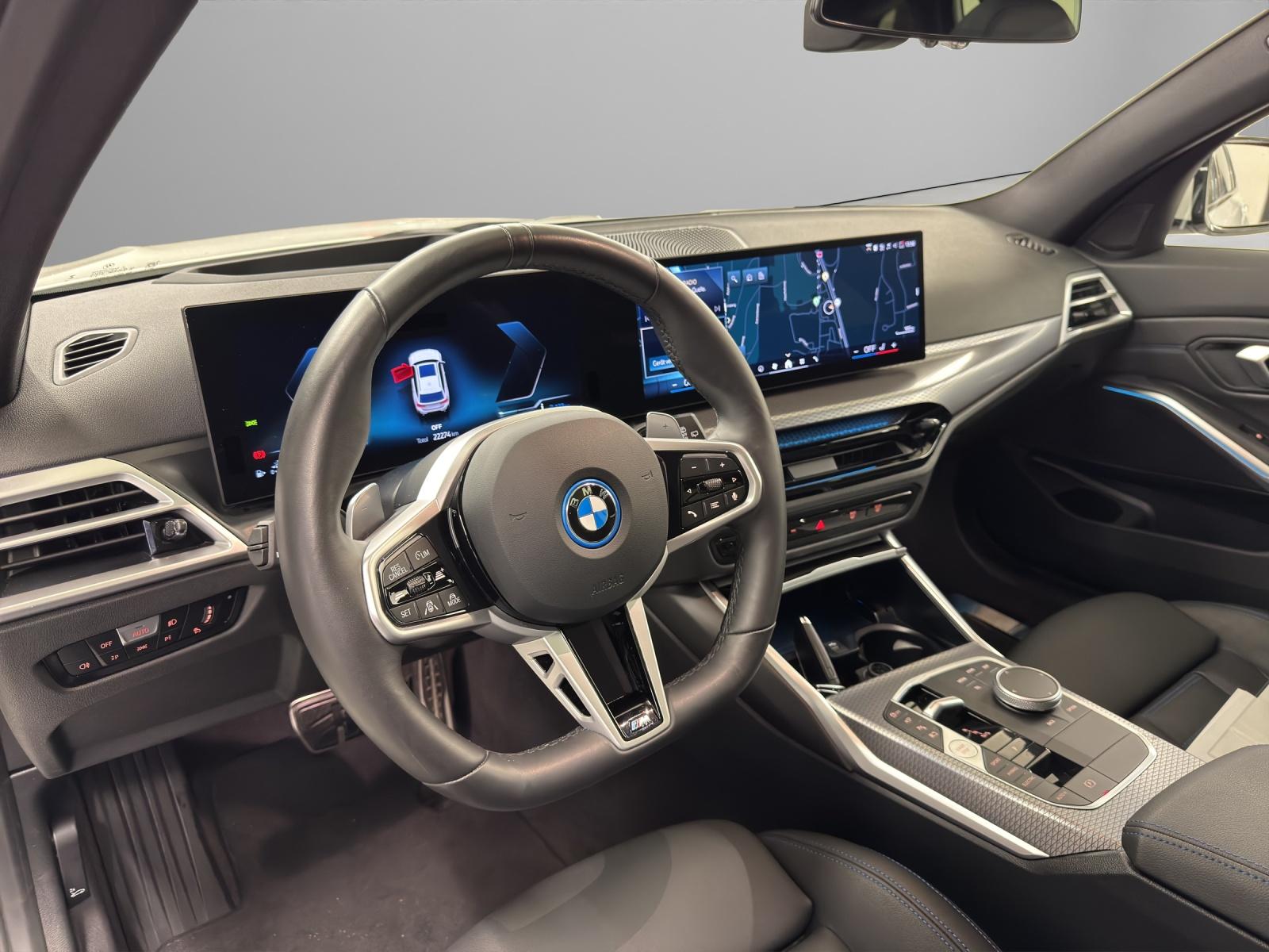 BMW 330e xDrive Touring-image-11